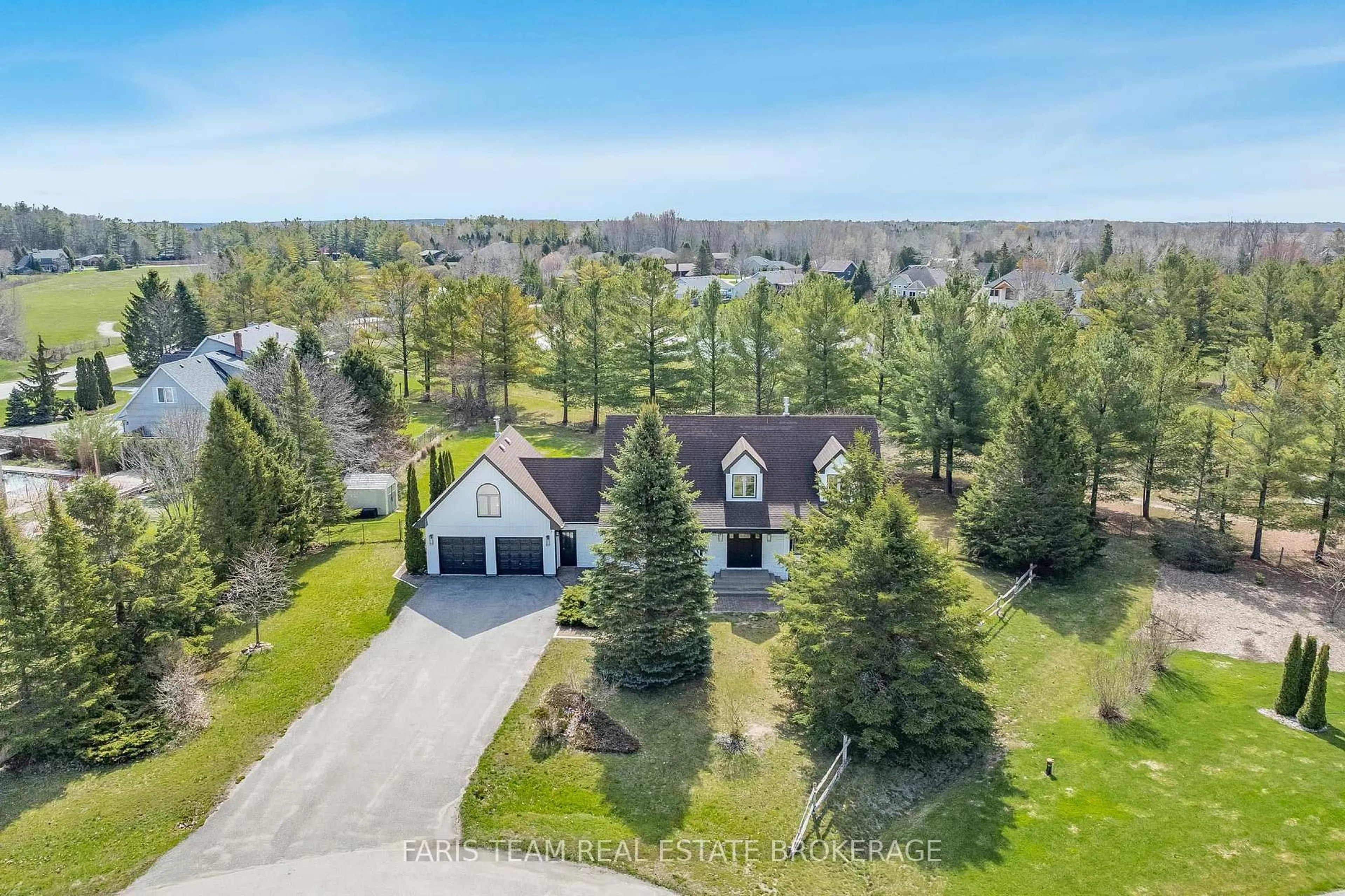 A pic from outside/outdoor area/front of a property/back of a property/a pic from drone, unknown for 3 Matthew Crt, Wasaga Beach Ontario L9Z 1J5