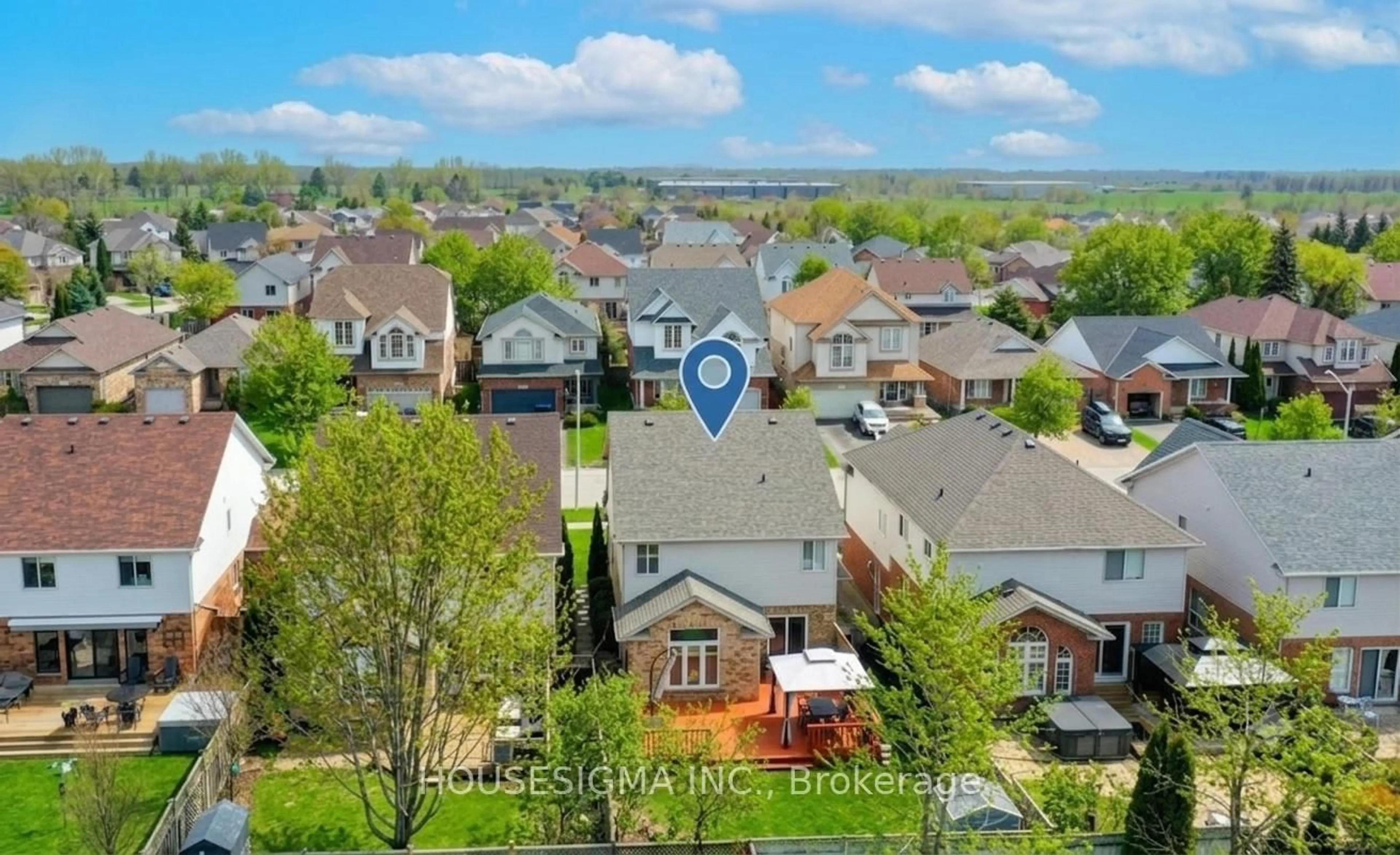 A pic from outside/outdoor area/front of a property/back of a property/a pic from drone, unknown for 22 Highlands Cres, Collingwood Ontario L9Y 5H3