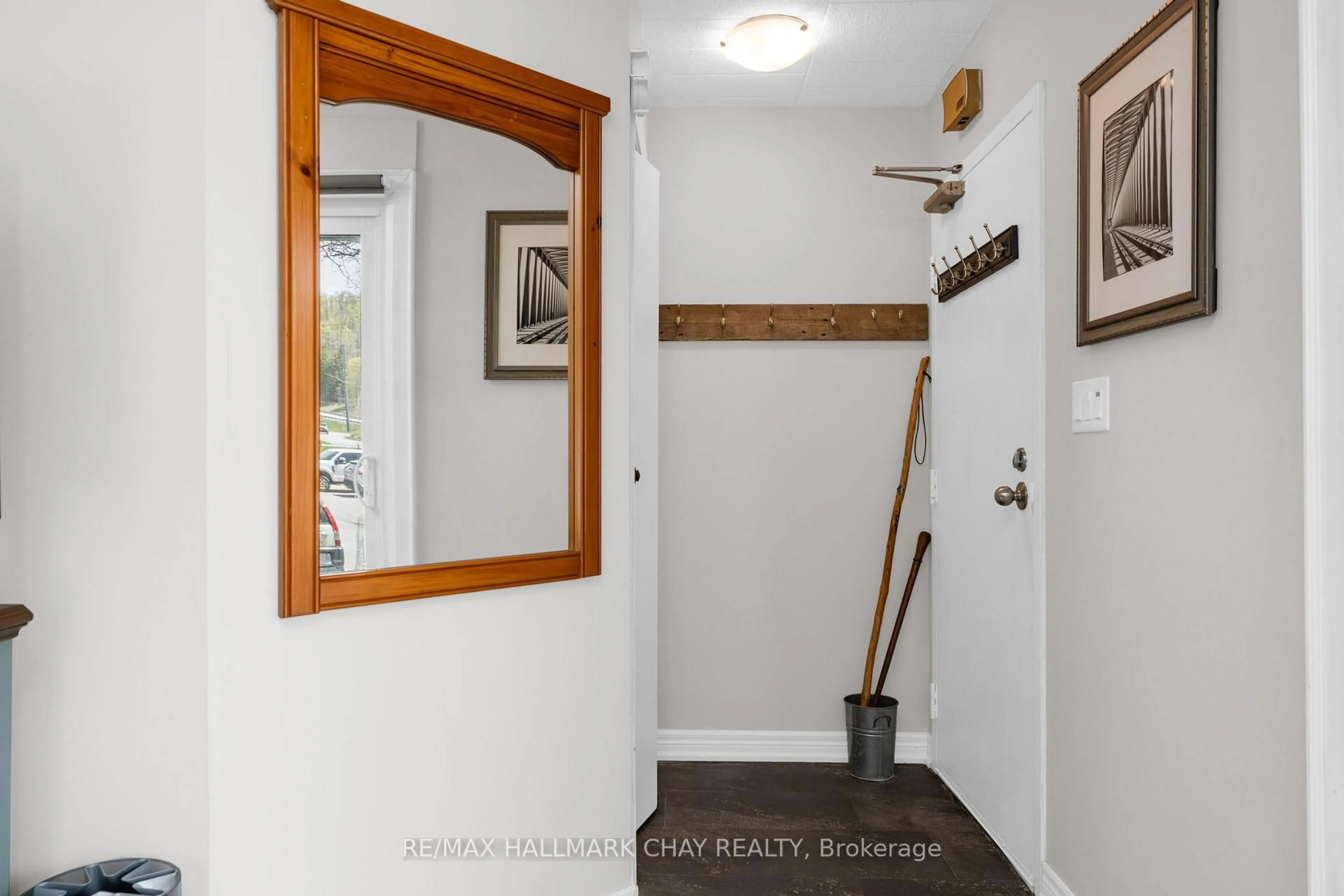 Indoor entryway for 1102 Horseshoe Valley Rd #119, Oro-Medonte Ontario L4M 4Y8