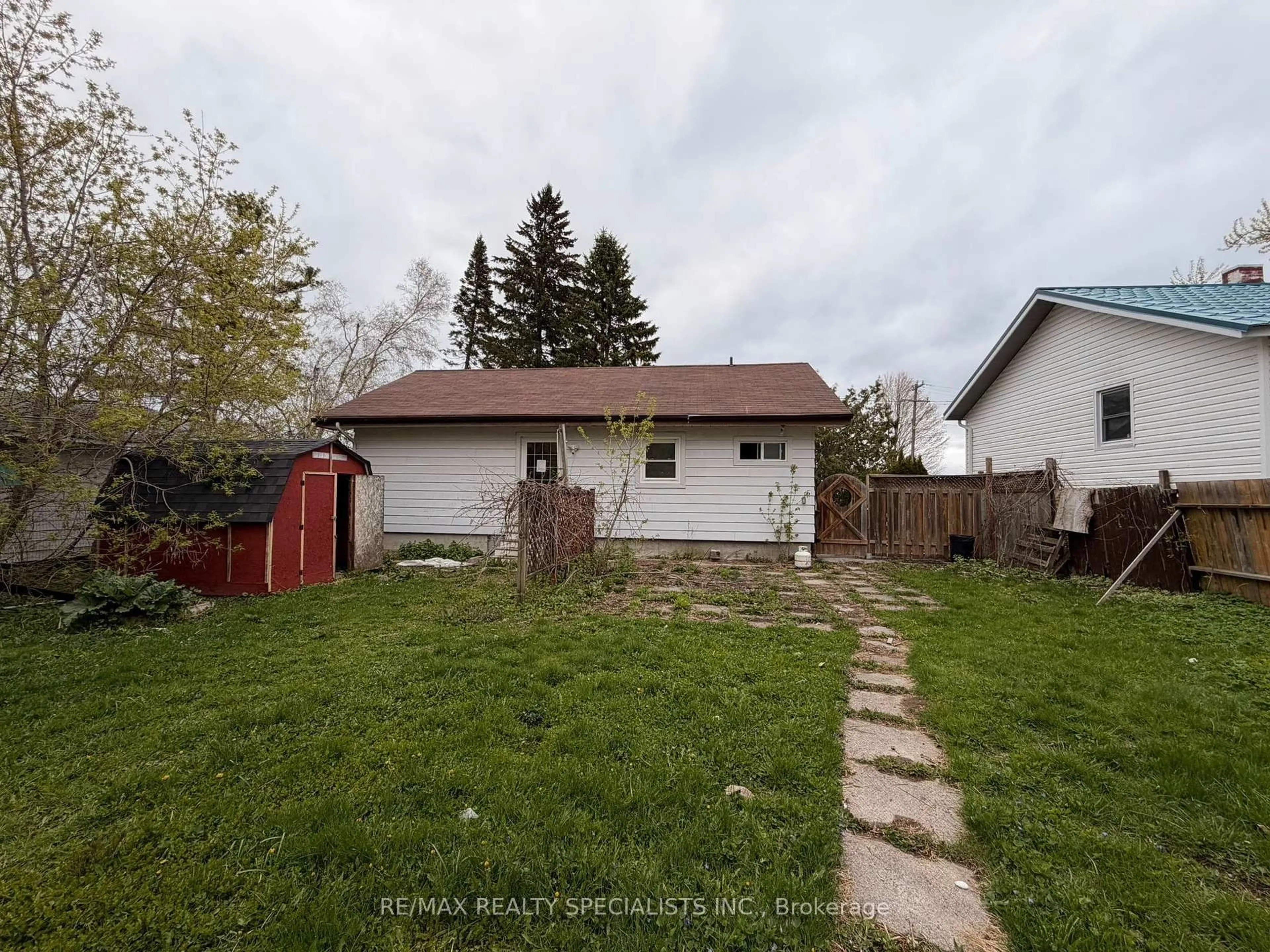 A pic from outside/outdoor area/front of a property/back of a property/a pic from drone, street for 29 Carlton St, Orillia Ontario L3V 6B6