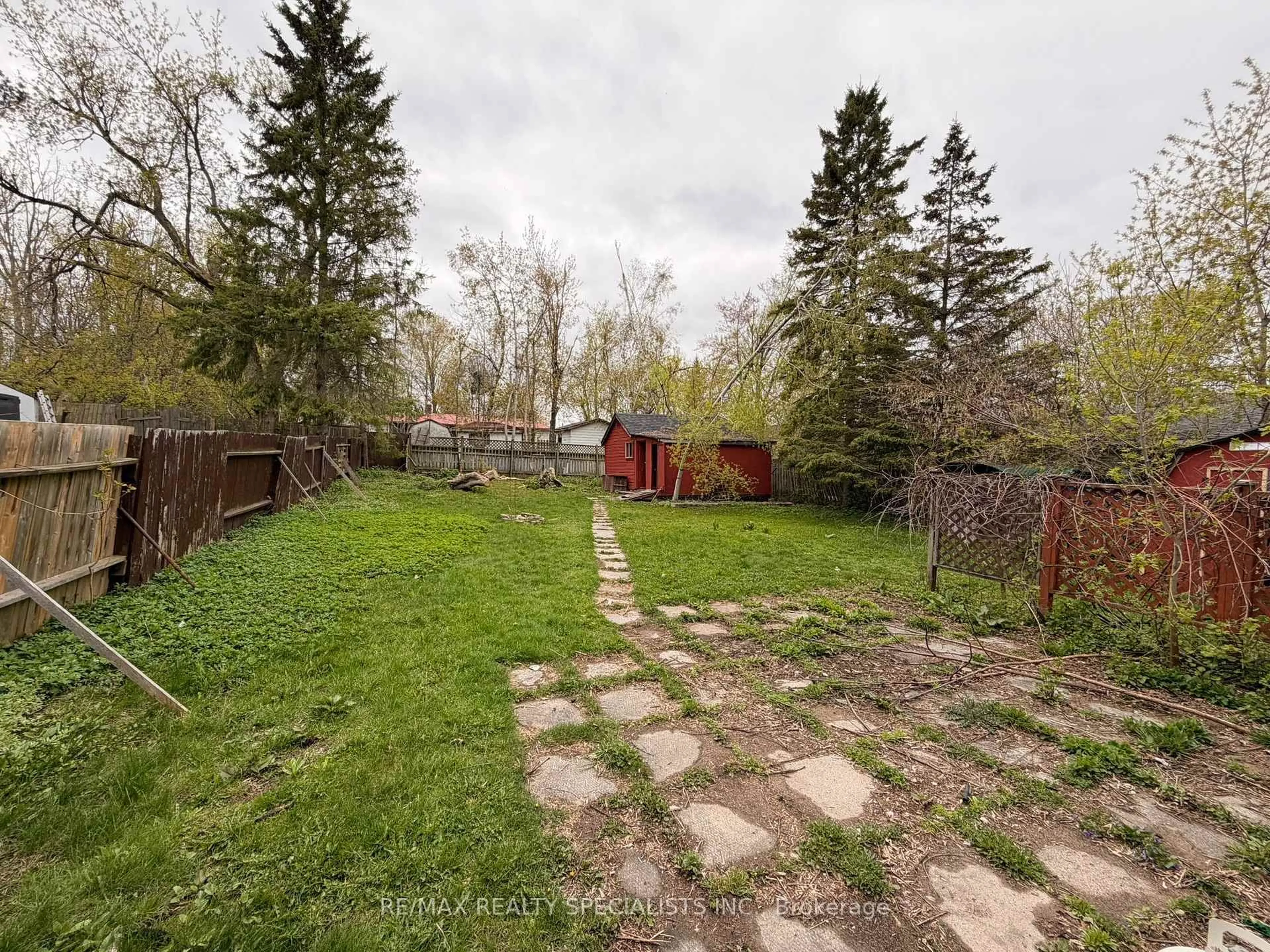 A pic from outside/outdoor area/front of a property/back of a property/a pic from drone, forest/trees view for 29 Carlton St, Orillia Ontario L3V 6B6