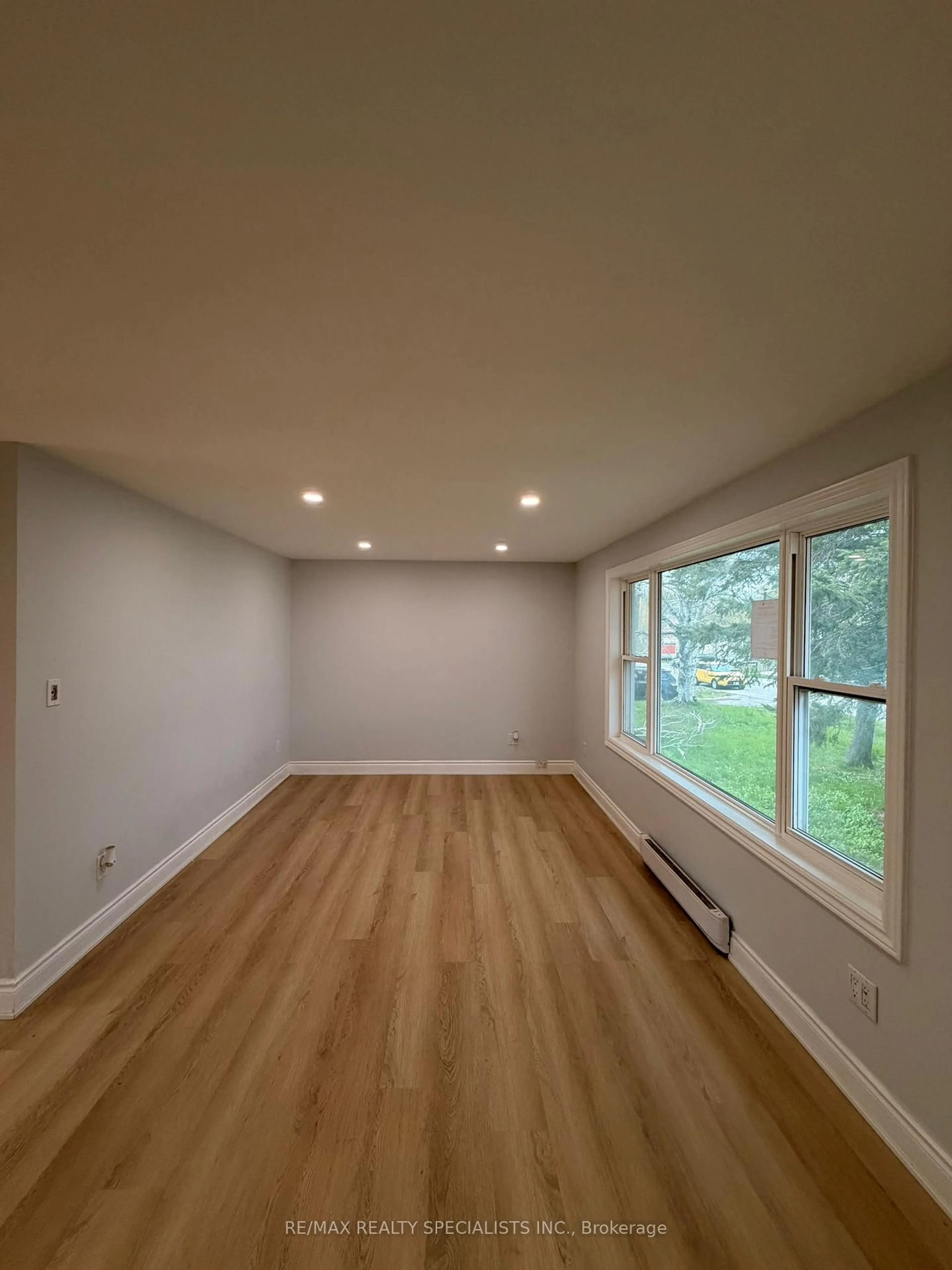 A pic of a room for 29 Carlton St, Orillia Ontario L3V 6B6