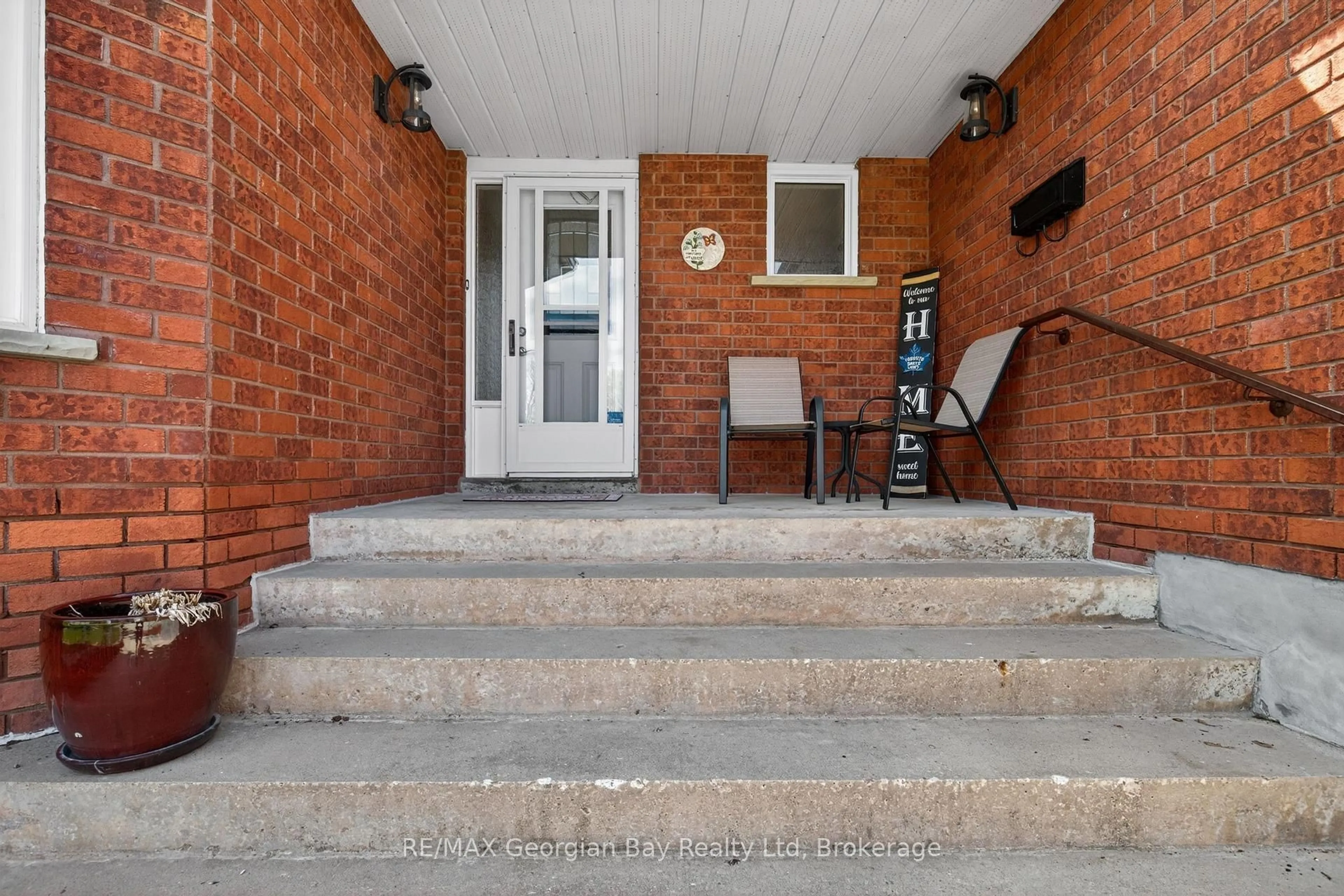 Unknown for 100 Peel St, Penetanguishene Ontario L9M 1C3