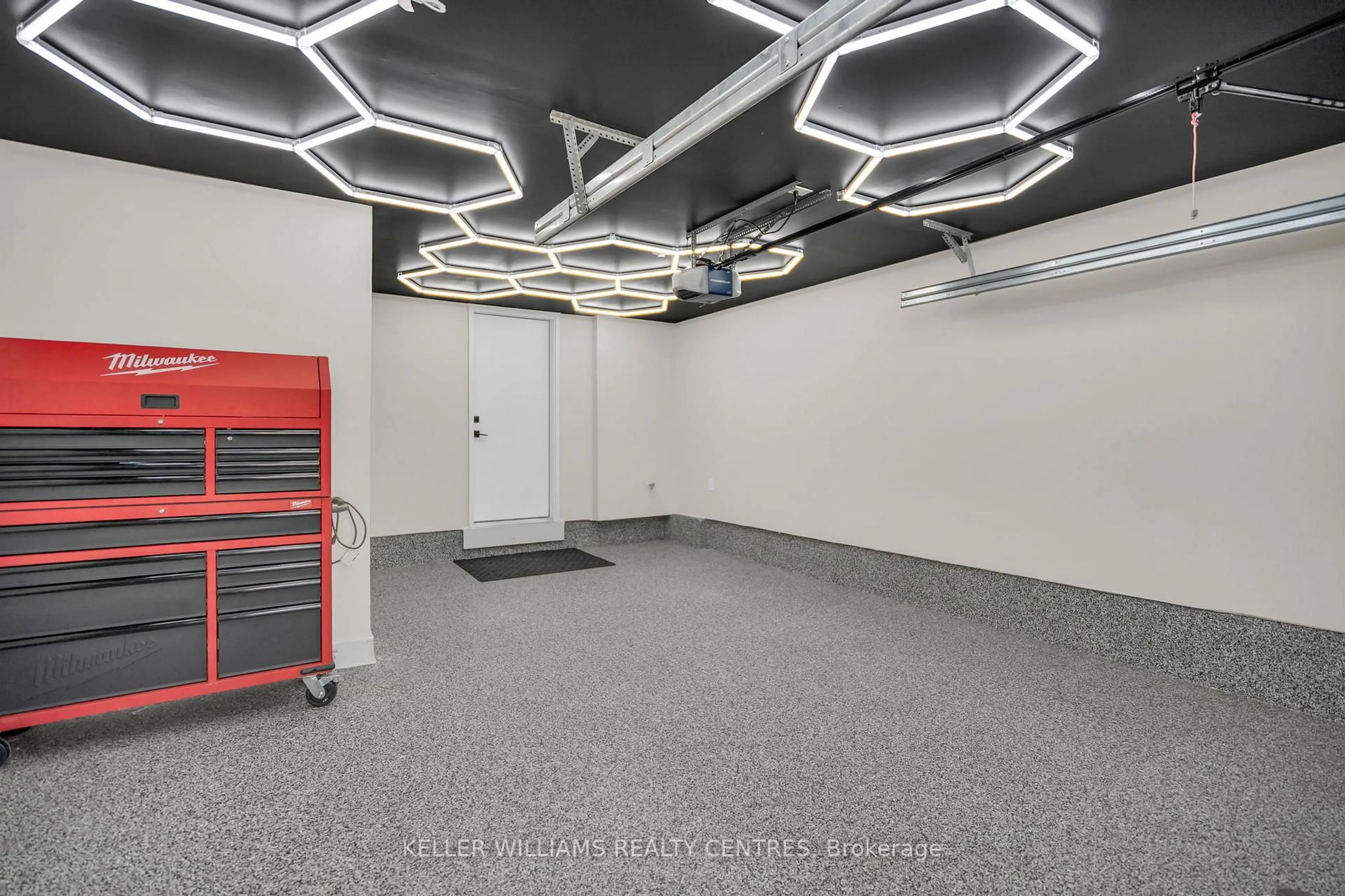 Indoor garage for 43 Fairlane Ave, Barrie Ontario L9J 0N1