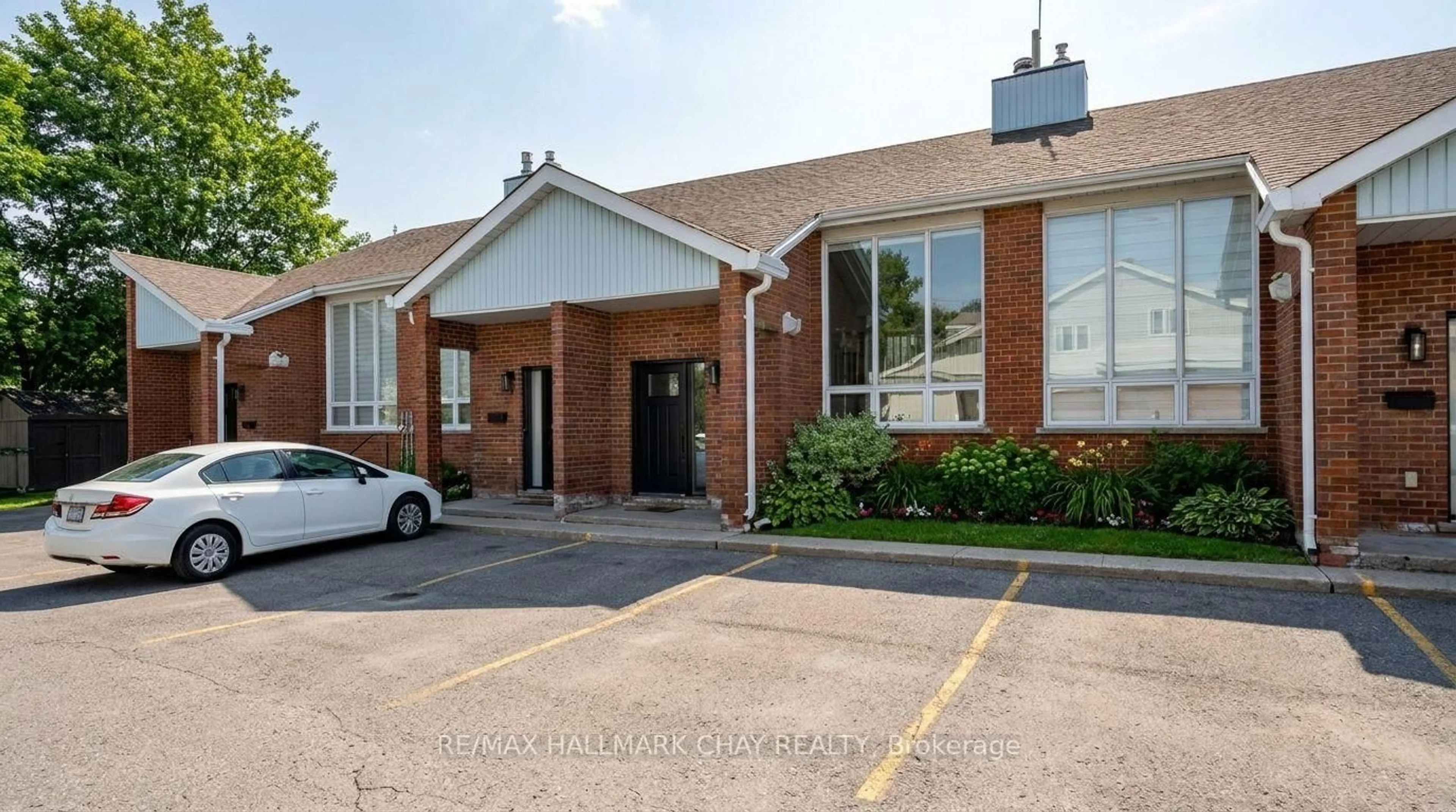 Indoor foyer for 355 Blake St #3, Barrie Ontario L4M 1L1