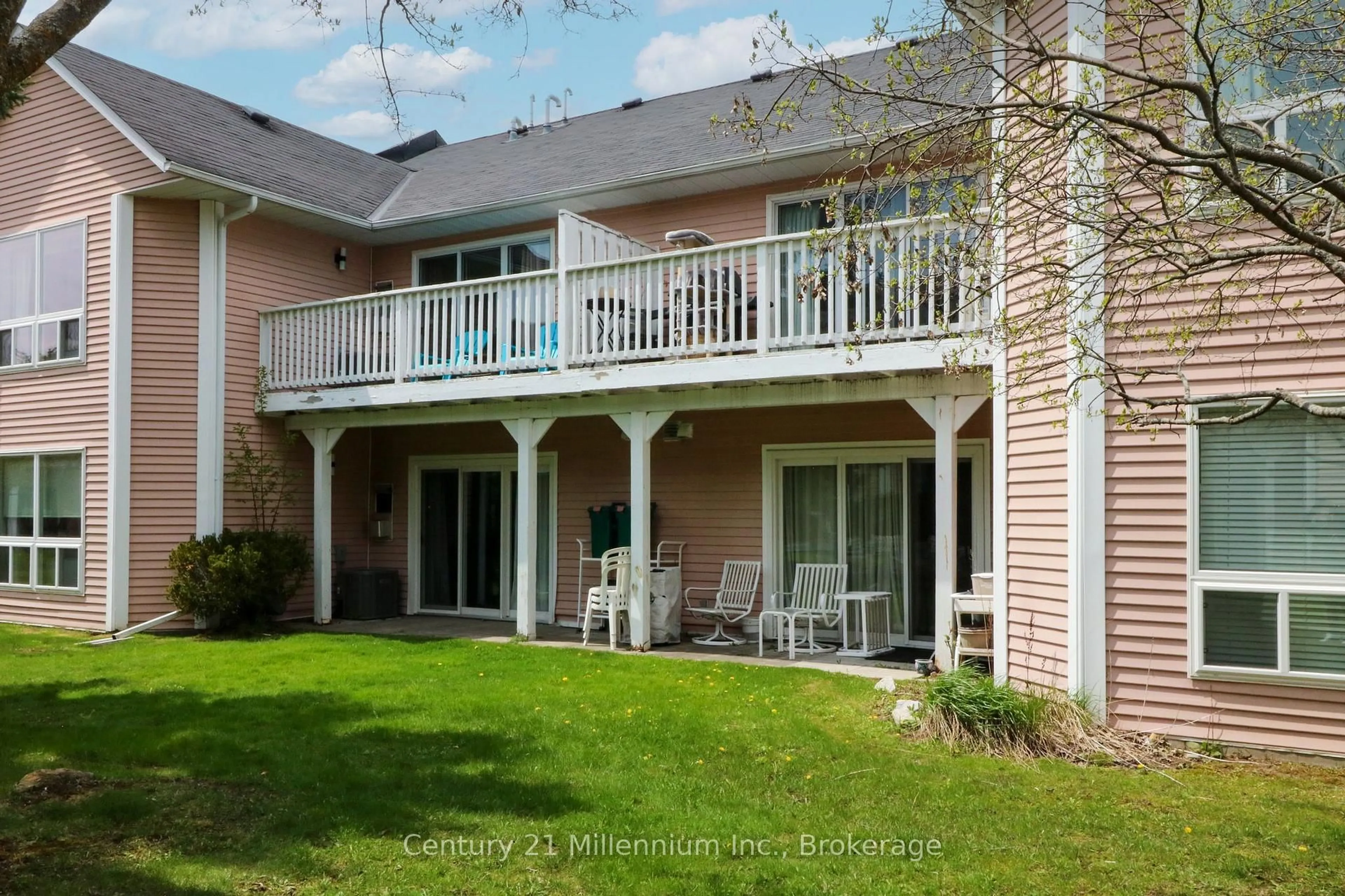 Patio, water/lake/river/ocean view for 34 Dawson Dr #825, Collingwood Ontario L9Y 5B4