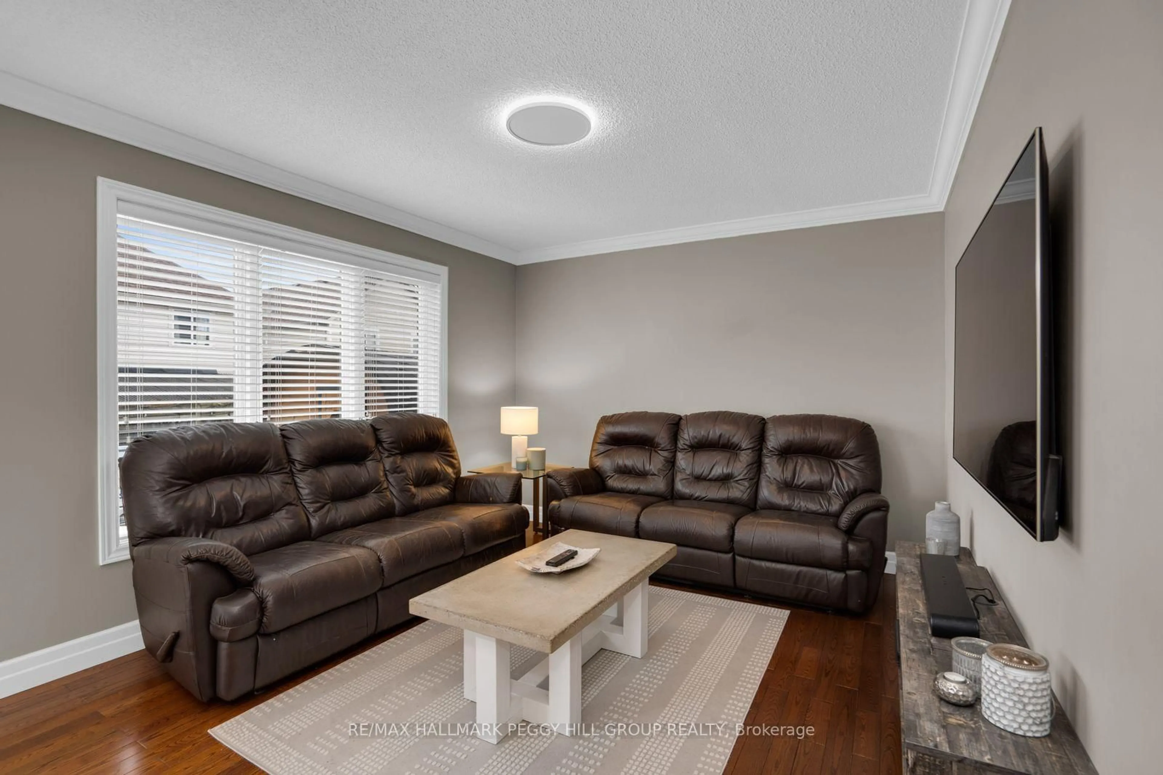 Living room with furniture, unknown for 7 Bentley Cres, Barrie Ontario L4N 0Z1