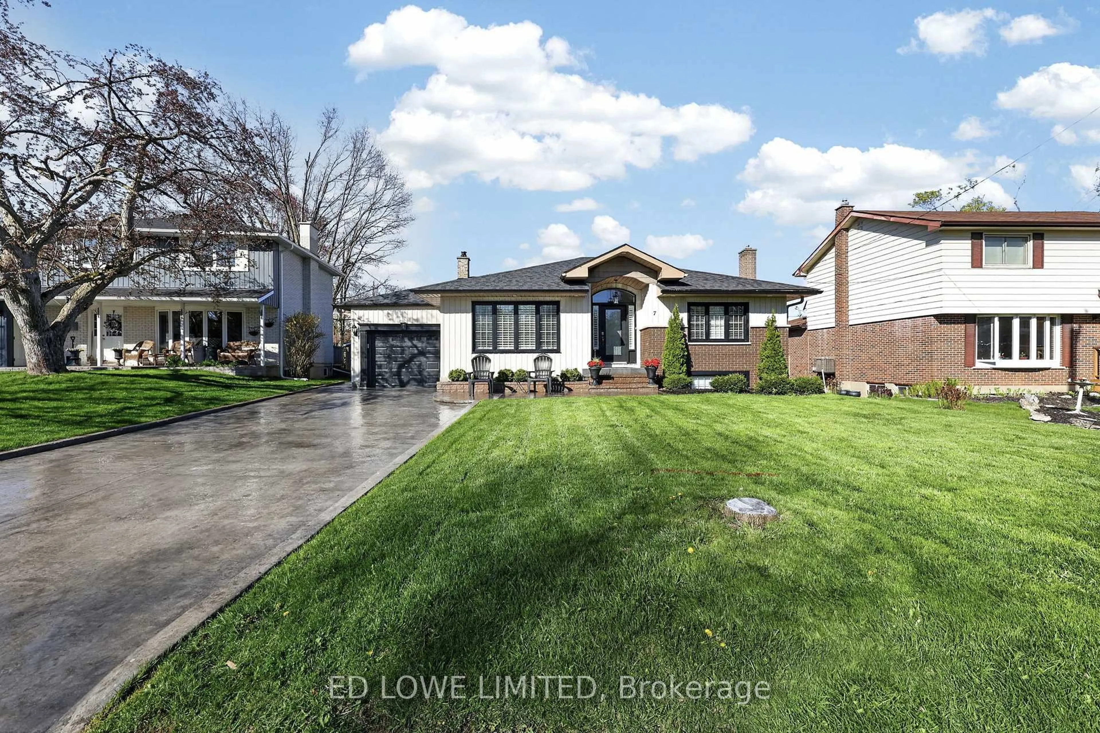A pic from outside/outdoor area/front of a property/back of a property/a pic from drone, water/lake/river/ocean view for 7 Howard Cres, Barrie Ontario L4M 2L7