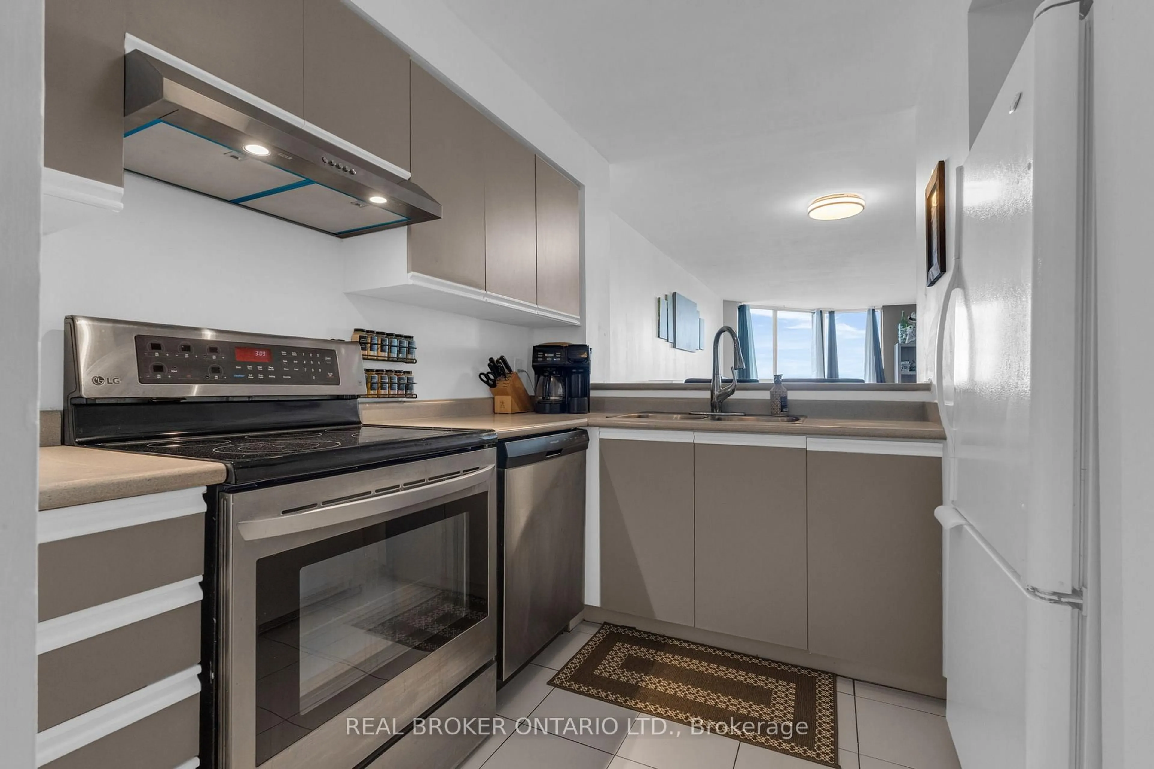 Standard kitchen, unknown for 140 DUNLOP St #704, Barrie Ontario L4M 6H9