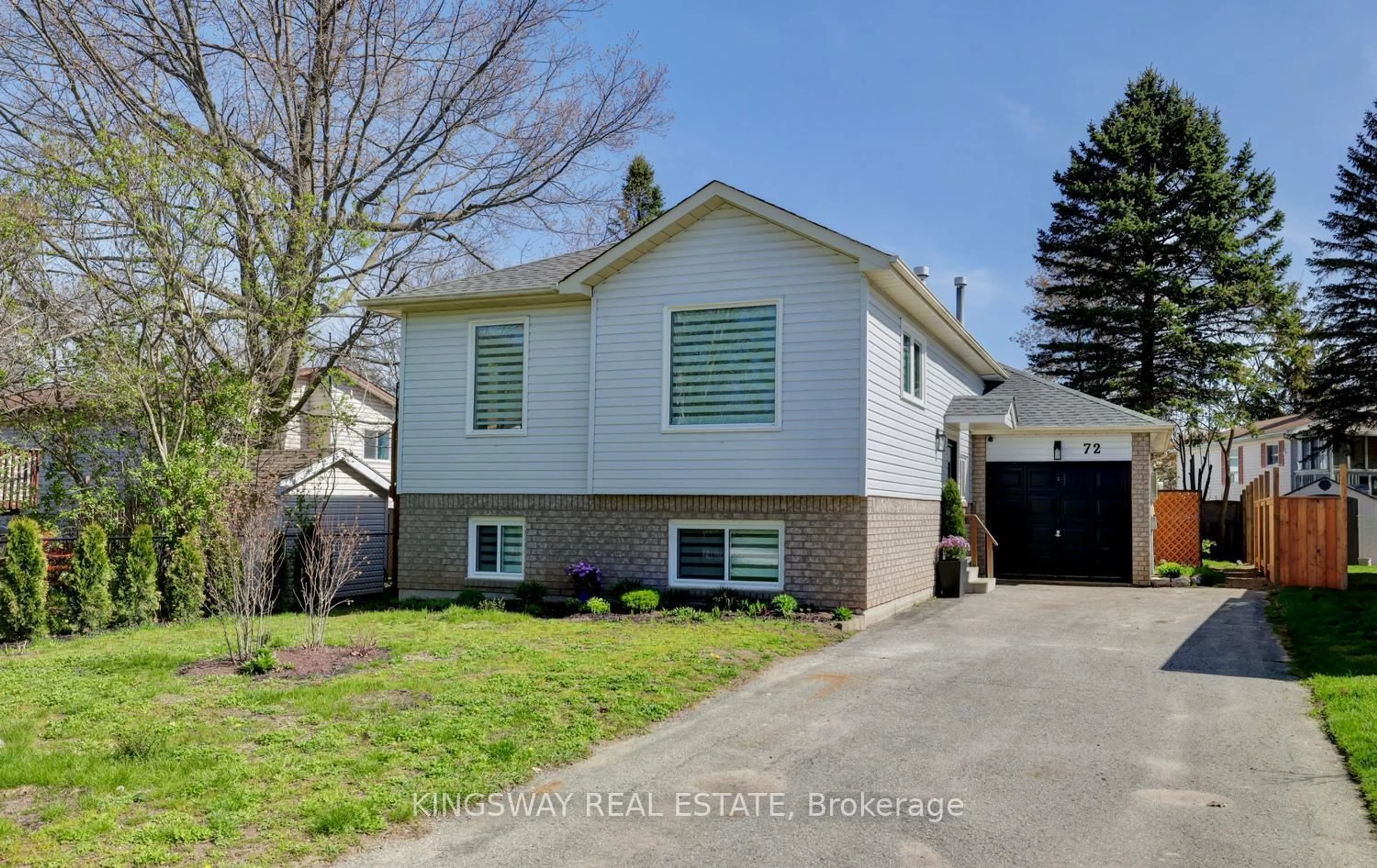 Home with vinyl exterior material, street for 72 DONALD Cres, Wasaga Beach Ontario L9Z 1E3
