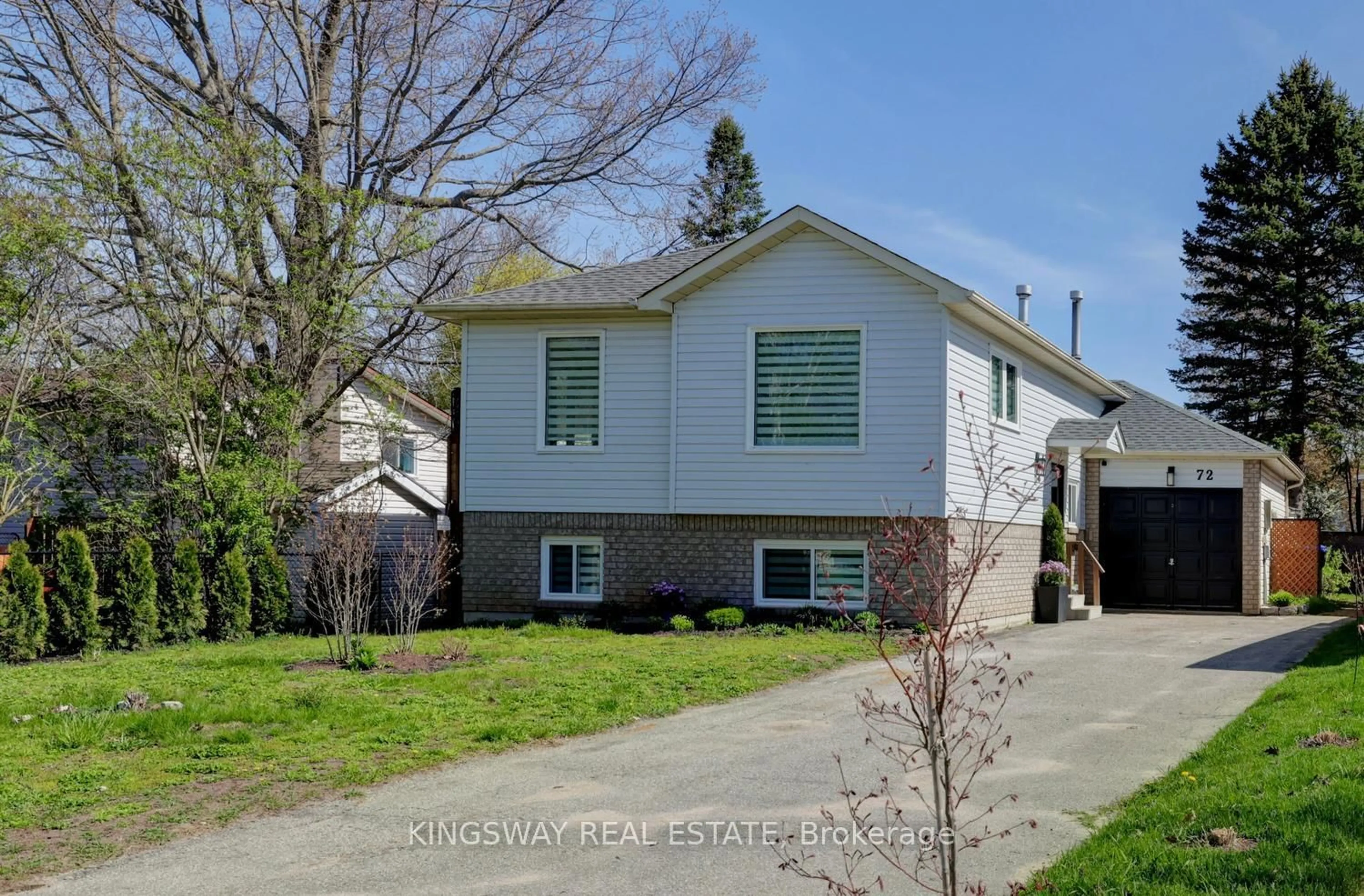 Home with vinyl exterior material, street for 72 DONALD Cres, Wasaga Beach Ontario L9Z 1E3
