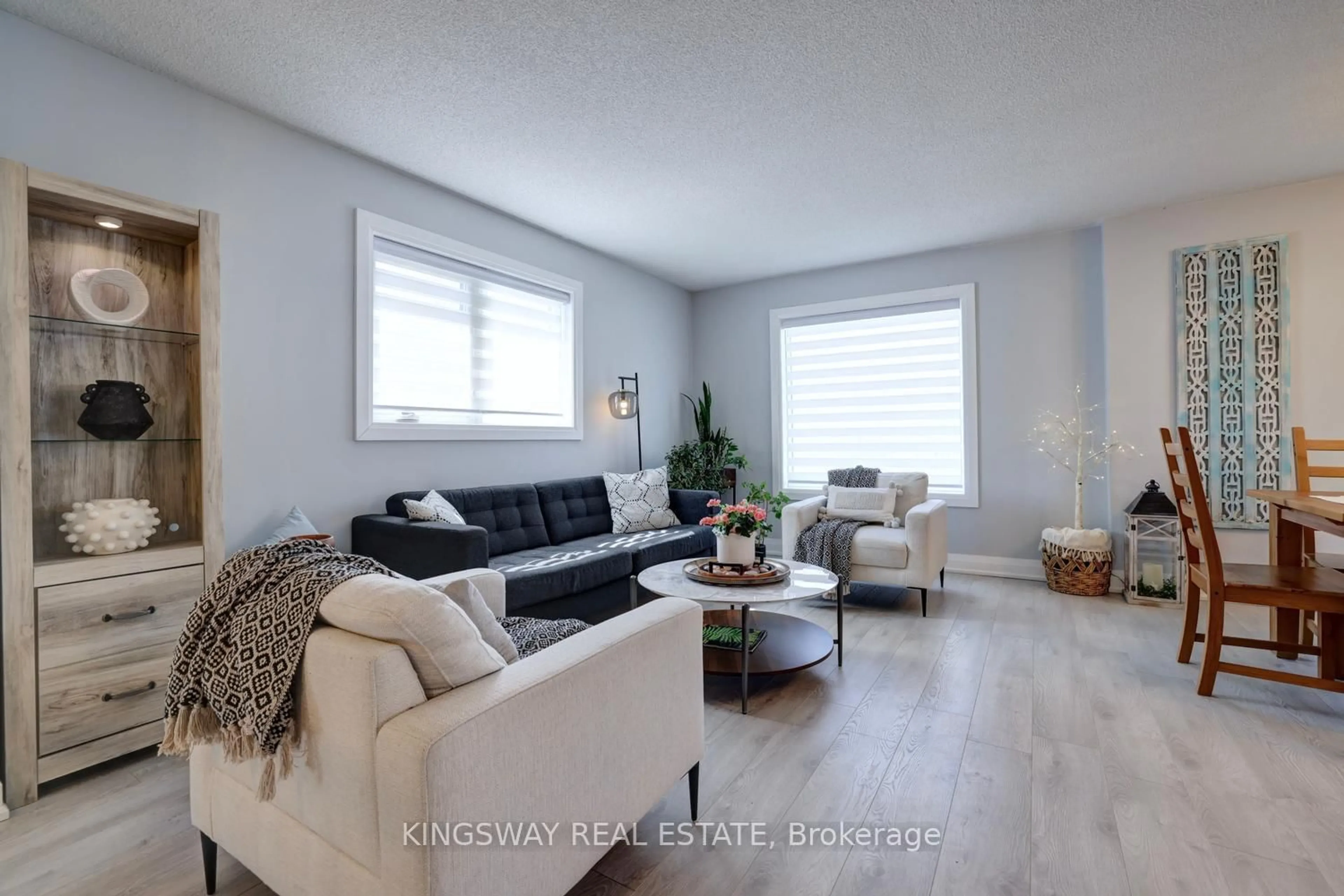Living room with furniture, unknown for 72 DONALD Cres, Wasaga Beach Ontario L9Z 1E3