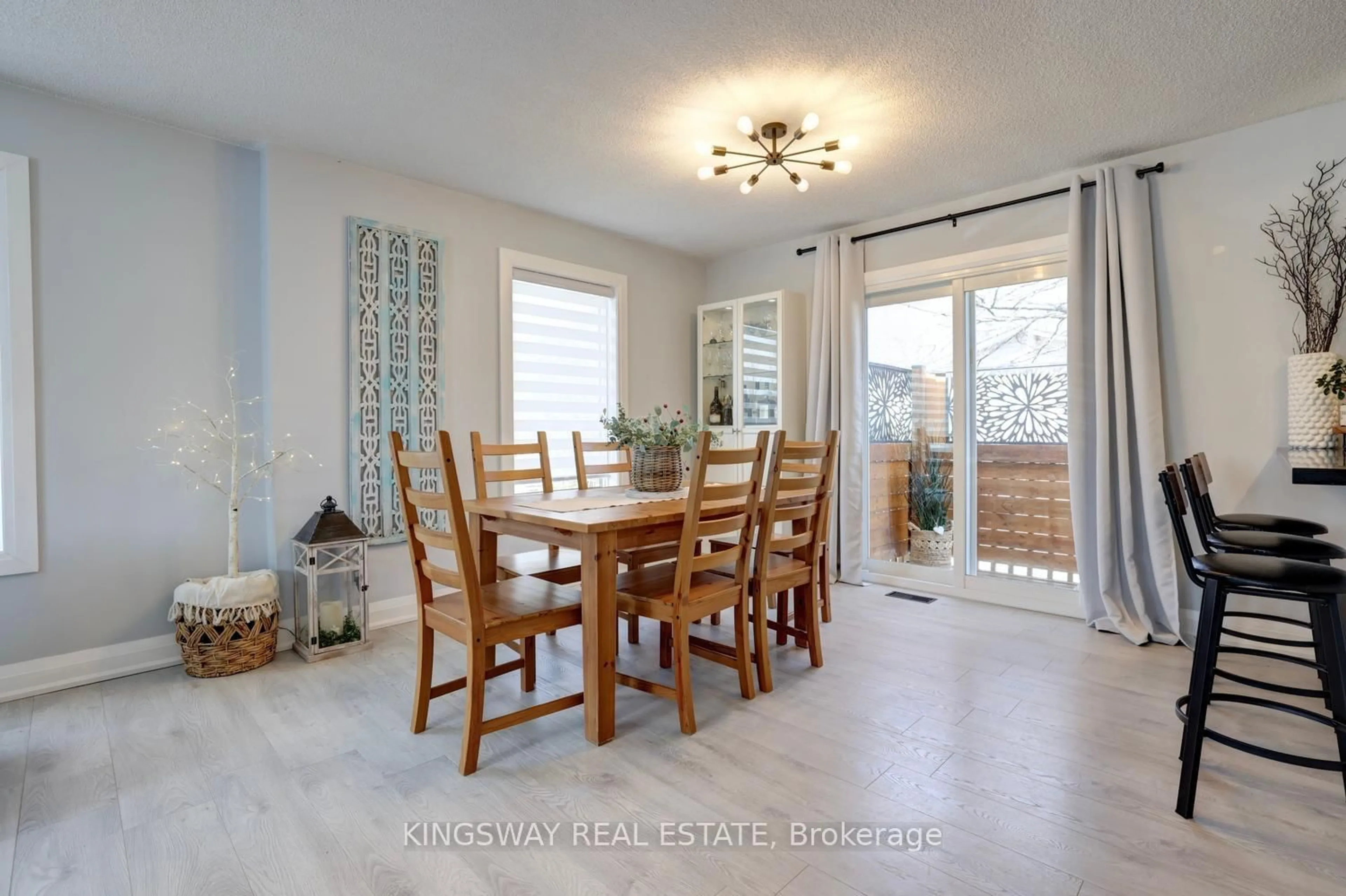Dining room, ceramic/tile floor for 72 DONALD Cres, Wasaga Beach Ontario L9Z 1E3