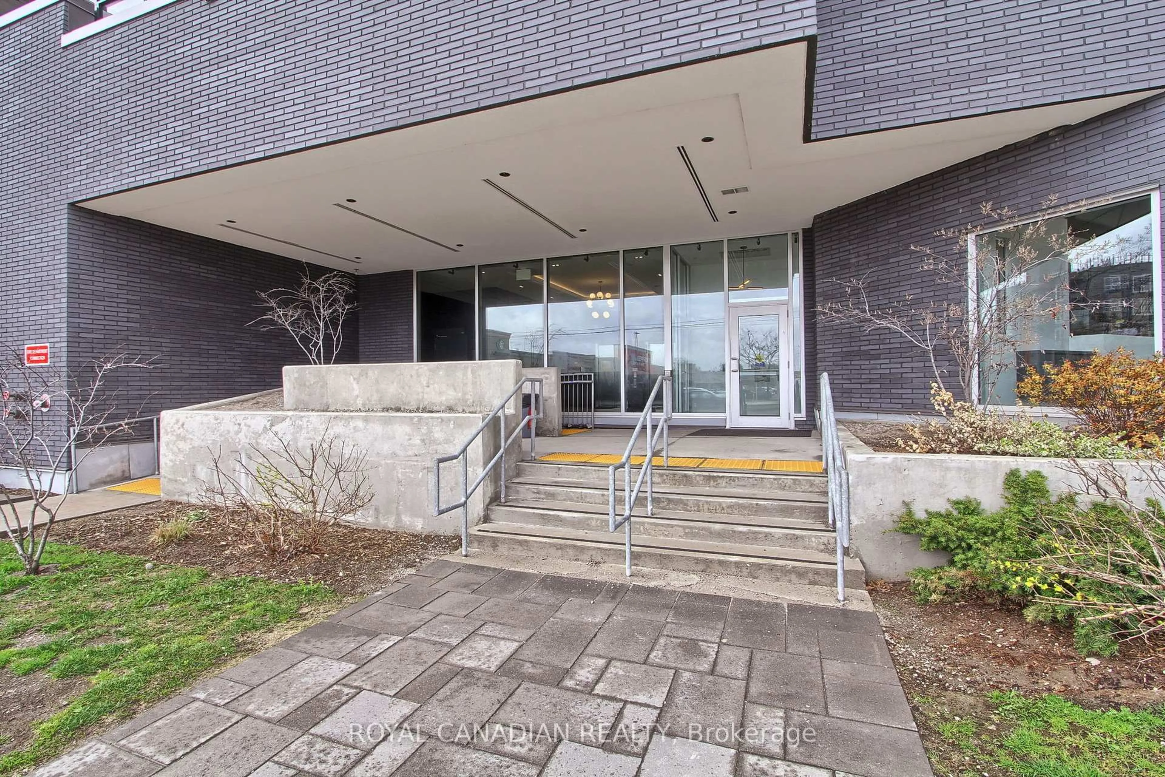 Indoor foyer for 430 ESSA Rd #418, Barrie Ontario L9J 0M1