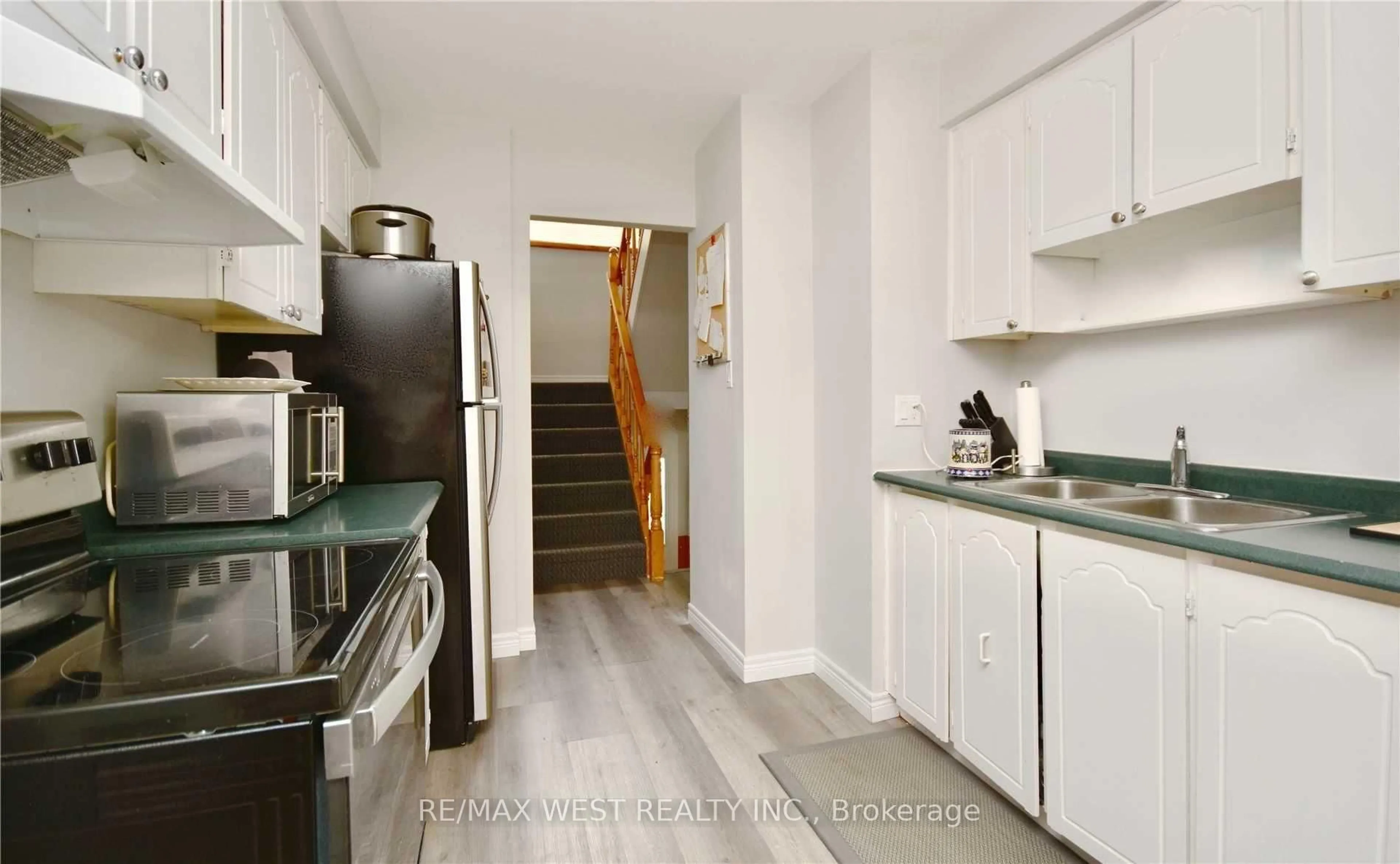 Standard kitchen, unknown for 77 Carlton Rd, Barrie Ontario L4M 5K8