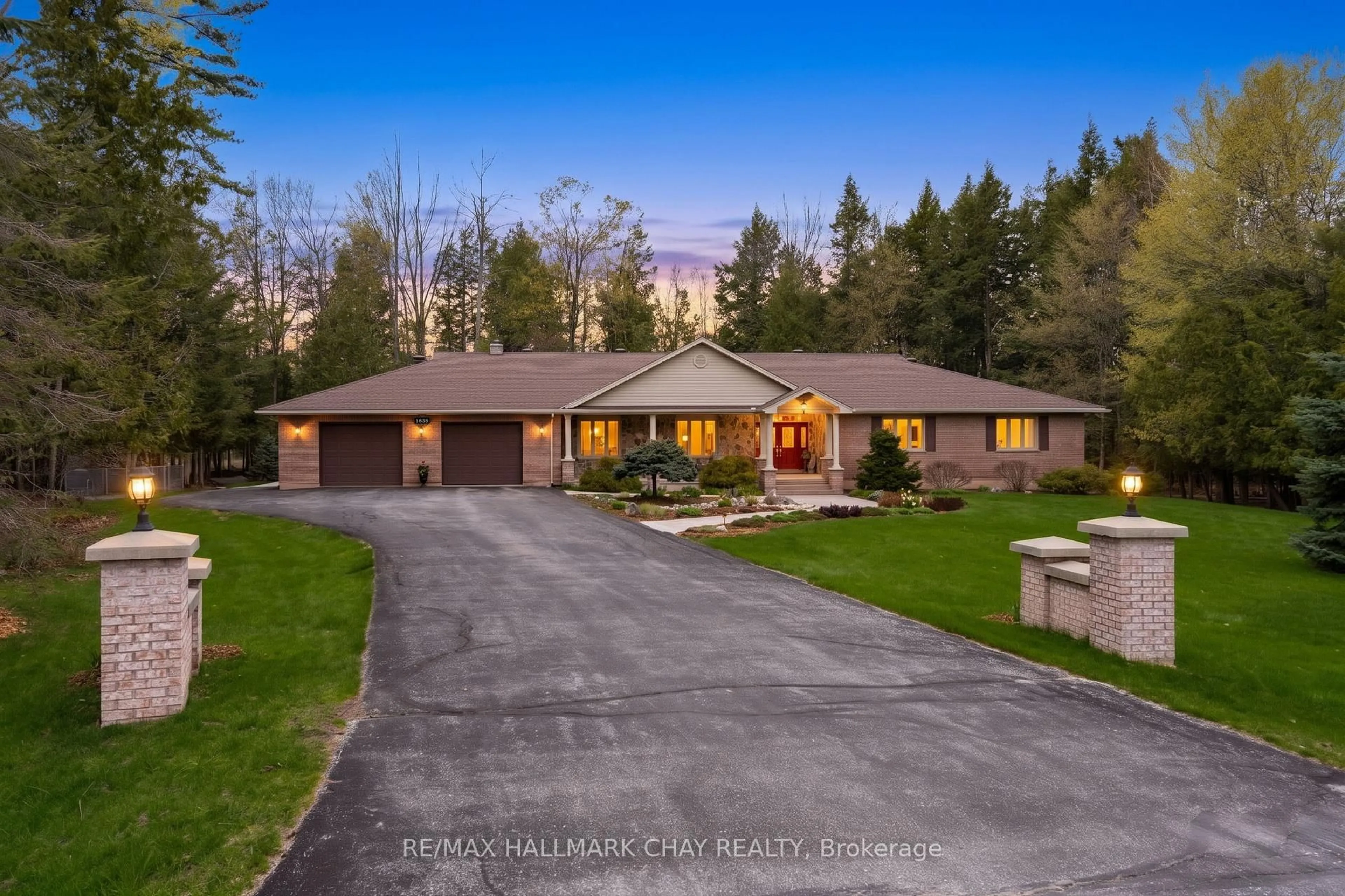 A pic from outside/outdoor area/front of a property/back of a property/a pic from drone, street for 1838 CARRIAGE Crt, Severn Ontario L3V 6H2