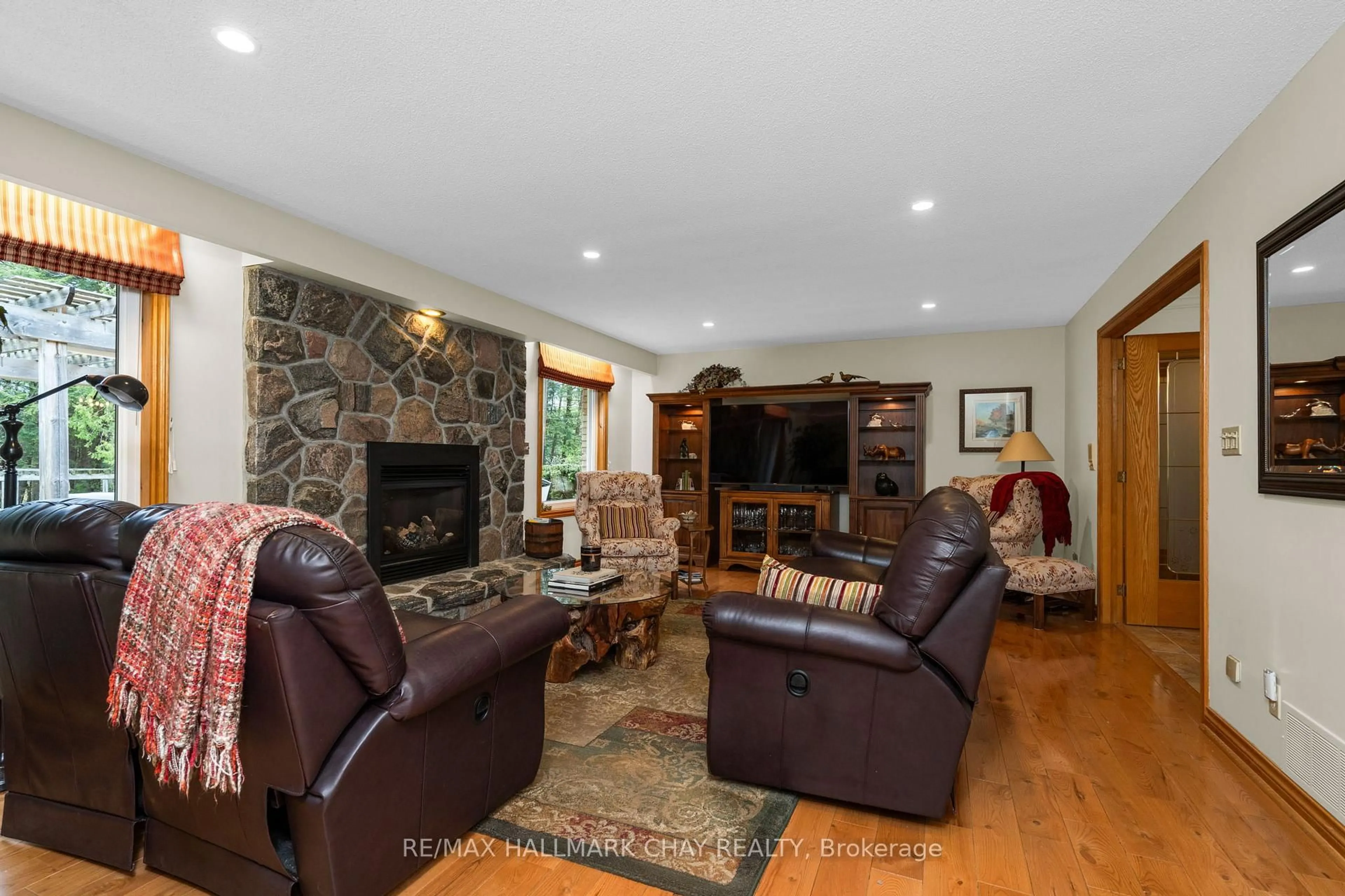Living room with furniture, unknown for 1838 CARRIAGE Crt, Severn Ontario L3V 6H2