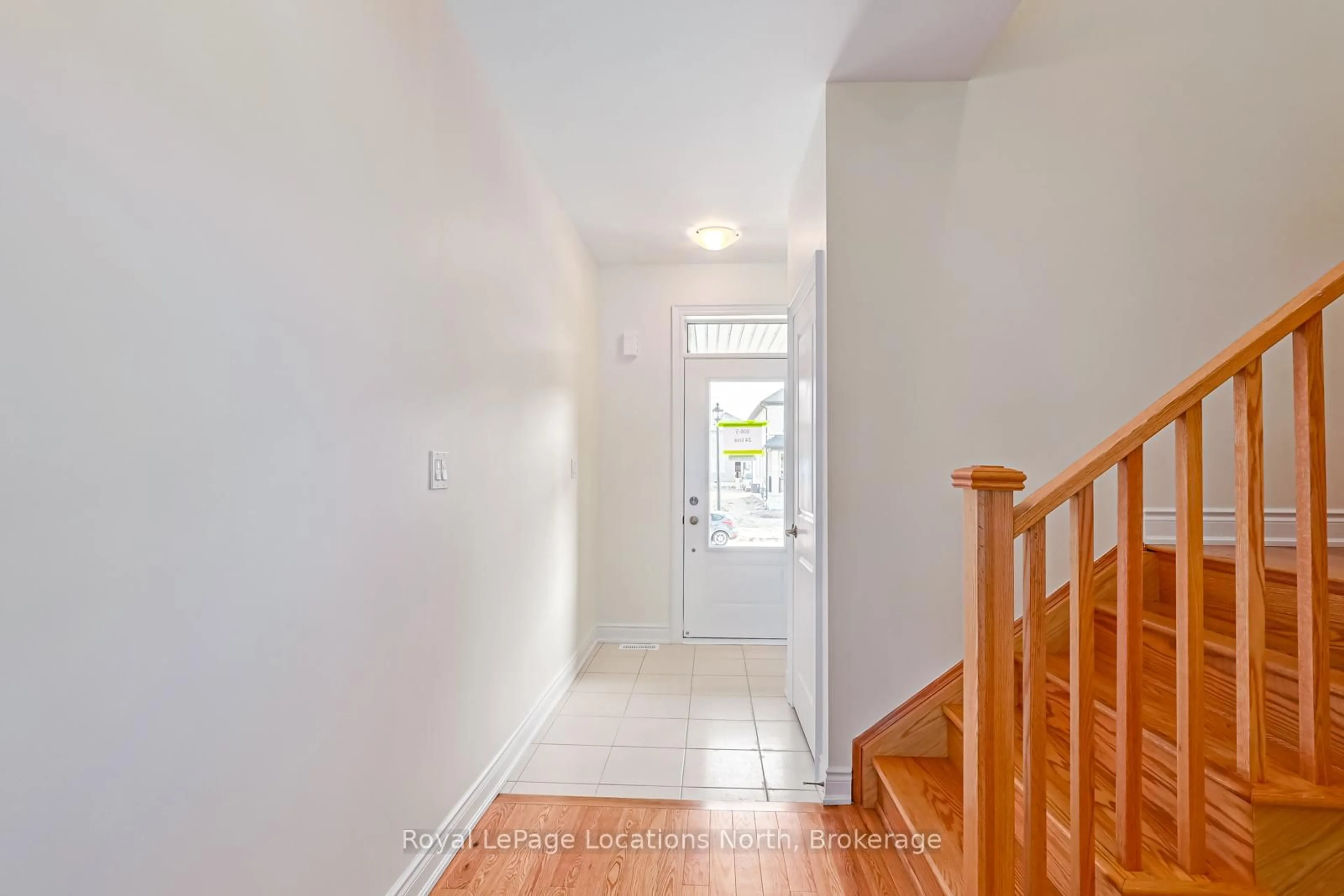 Indoor entryway for 24 LISA St, Wasaga Beach Ontario L9Y 0K8