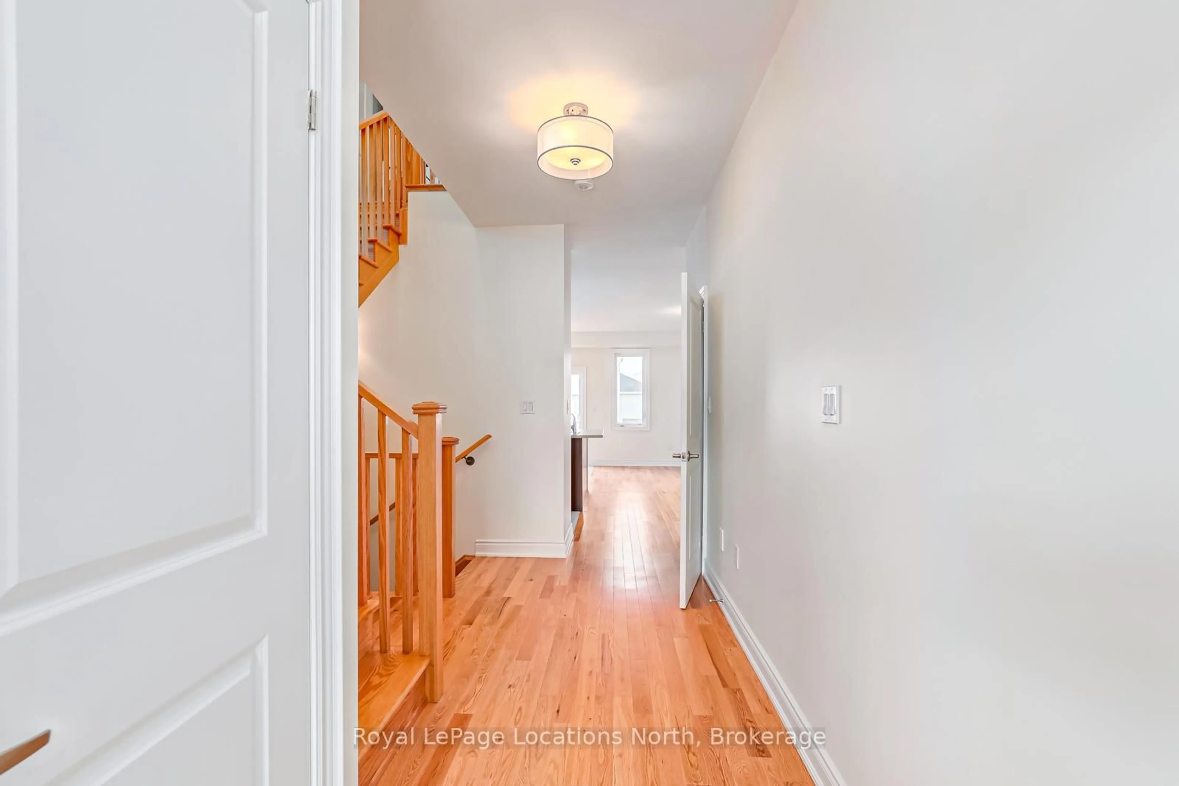 Indoor entryway for 24 LISA St, Wasaga Beach Ontario L9Y 0K8