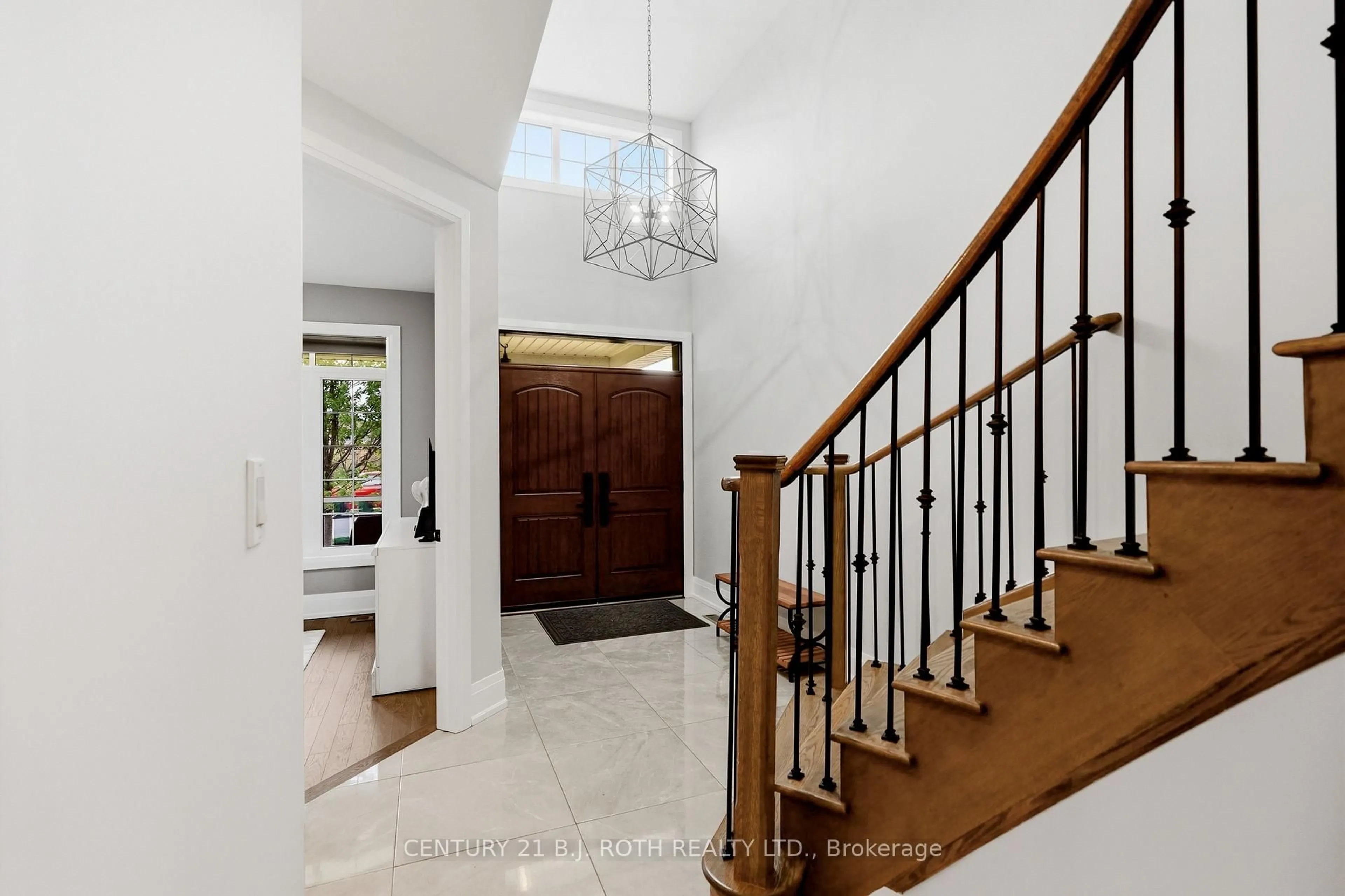 Indoor foyer for 131 Trail Blvd, Springwater Ontario L9X 0S7