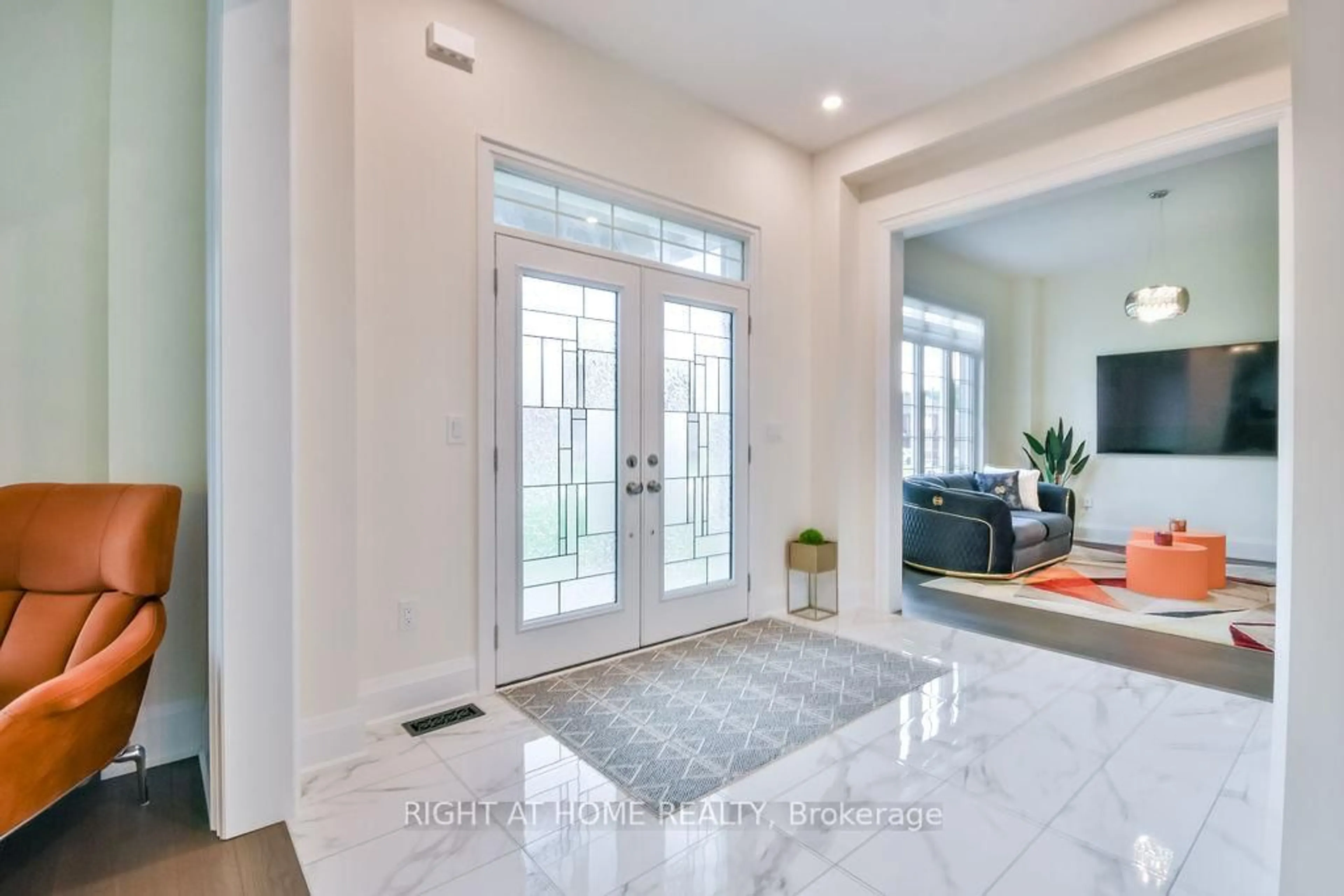 Indoor entryway for 8 Forest Heights Crt, Oro-Medonte Ontario L0L 2E0