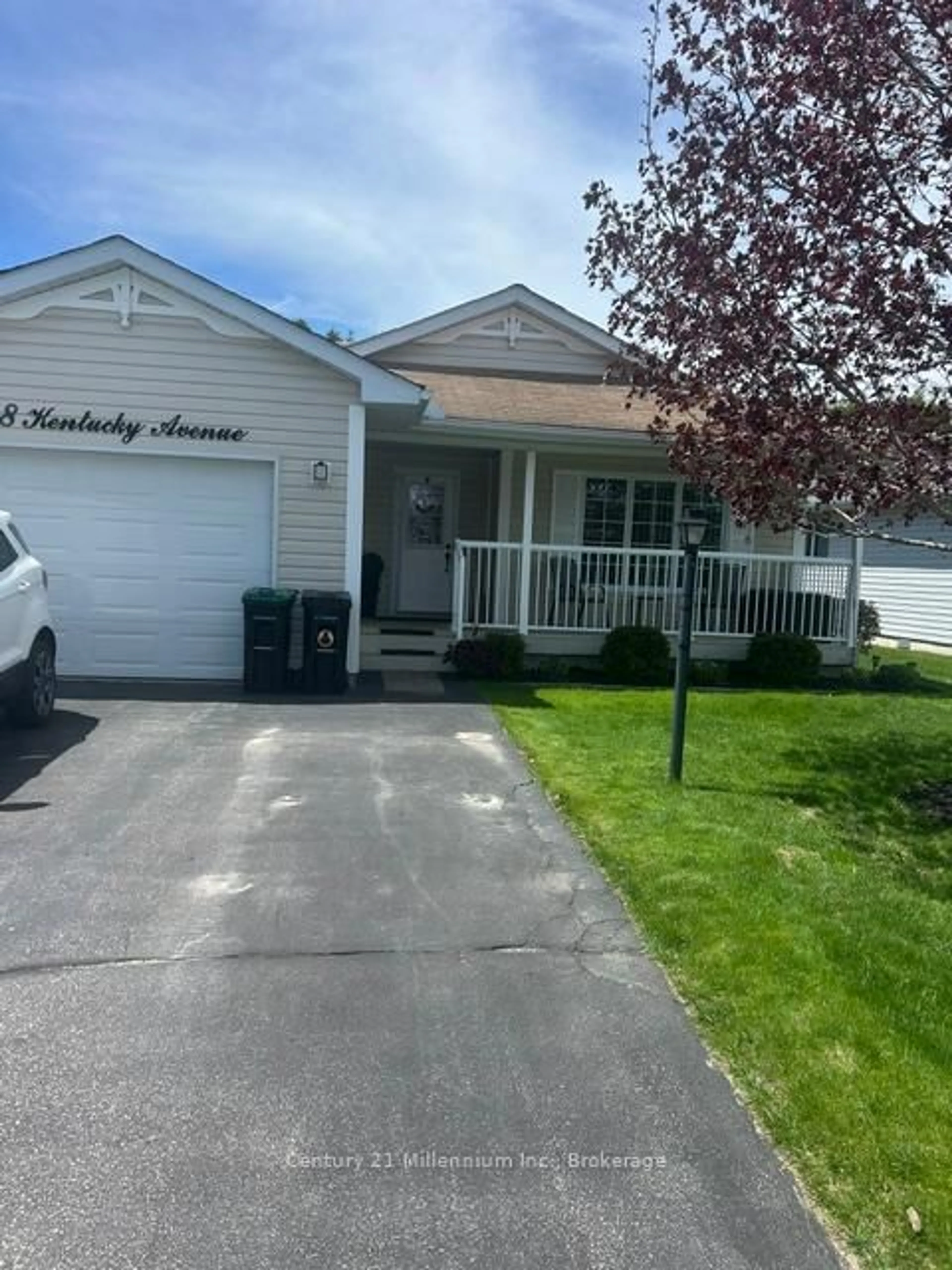 Home with vinyl exterior material, street for 8 Kentucky Ave, Wasaga Beach Ontario L9Z 3A8