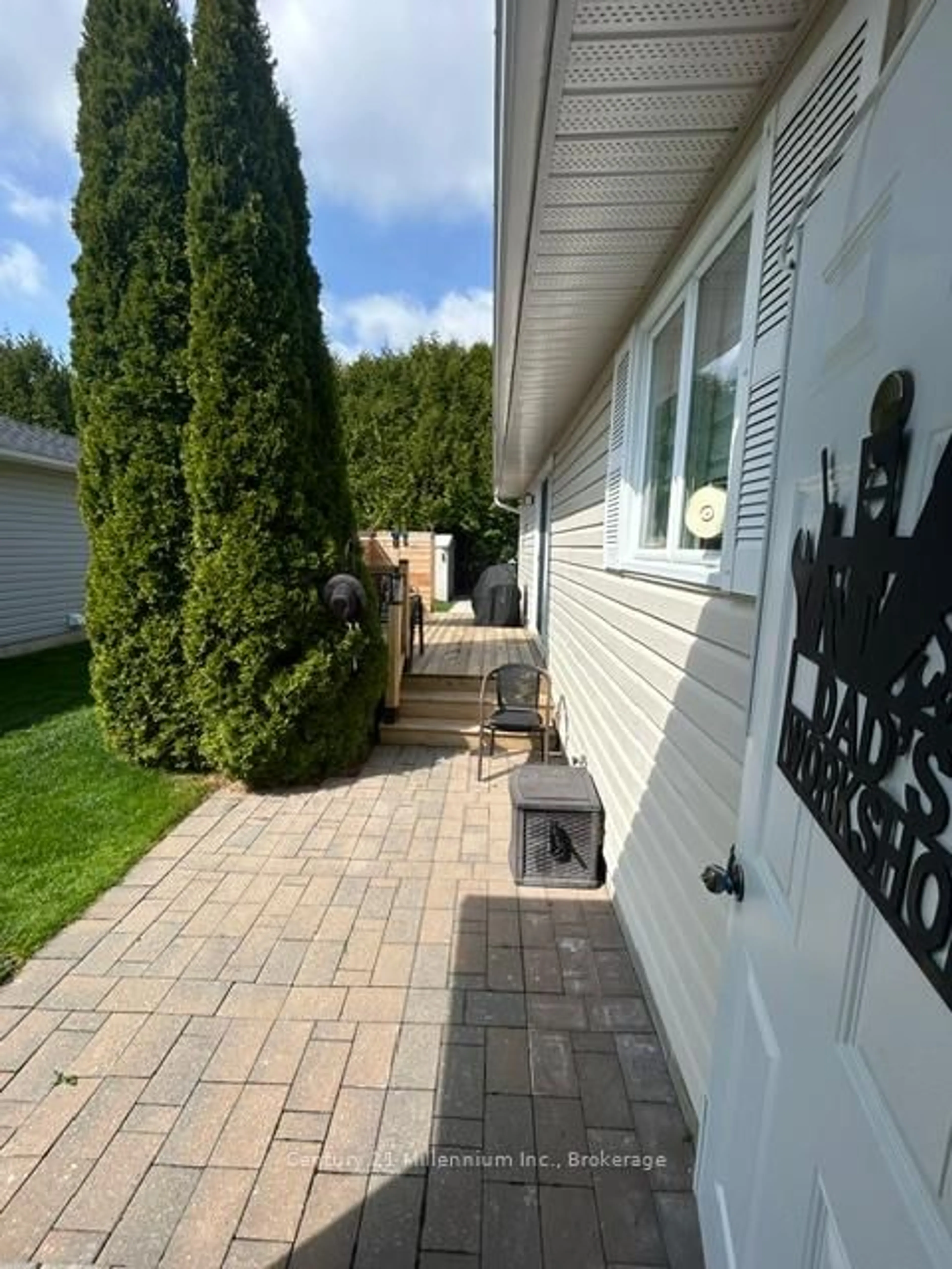Patio, street for 8 Kentucky Ave, Wasaga Beach Ontario L9Z 3A8