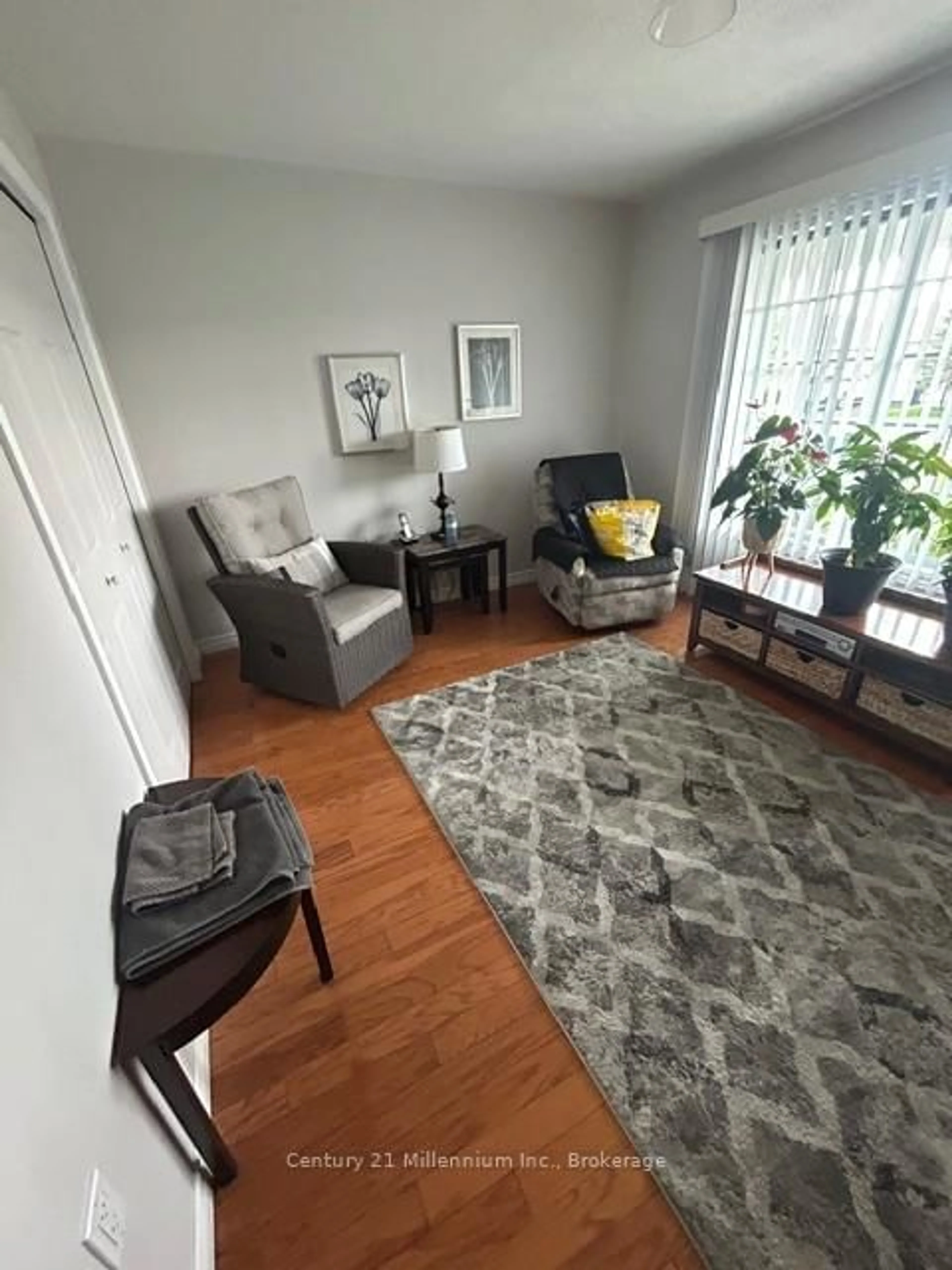 Living room with furniture, unknown for 8 Kentucky Ave, Wasaga Beach Ontario L9Z 3A8