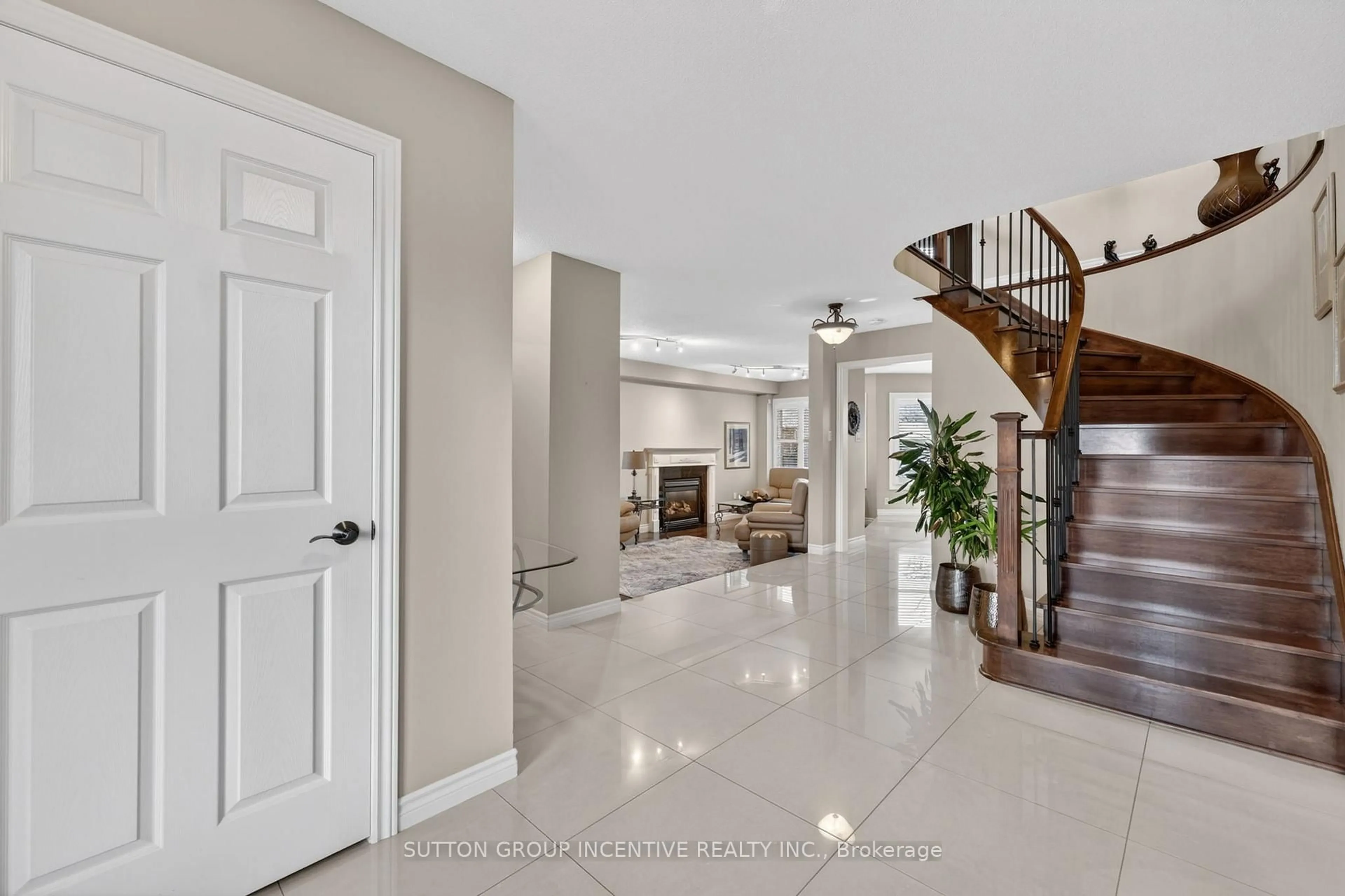 Indoor entryway for 4 Chantal St, Barrie Ontario L4N 9S4