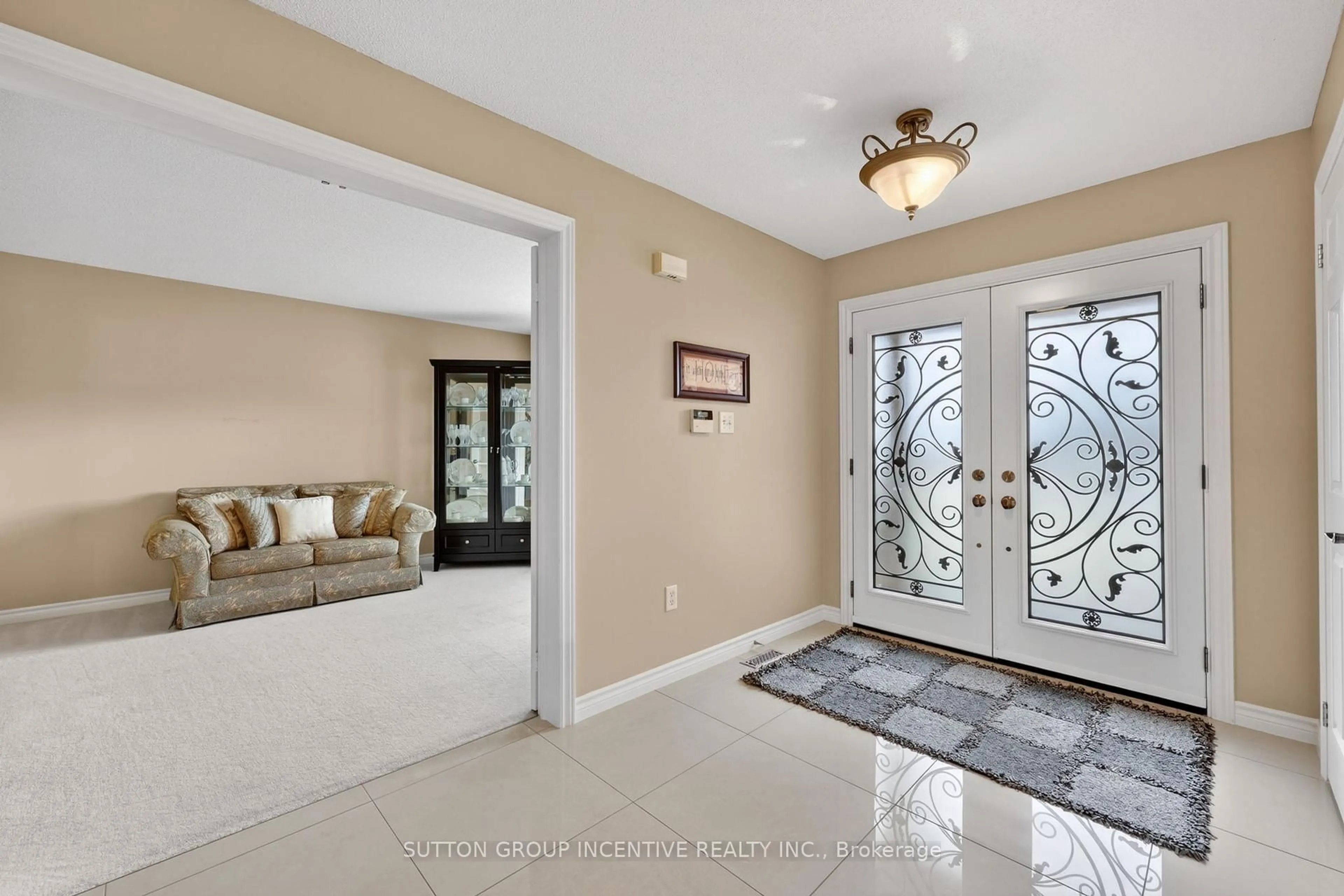 Indoor entryway for 4 Chantal St, Barrie Ontario L4N 9S4