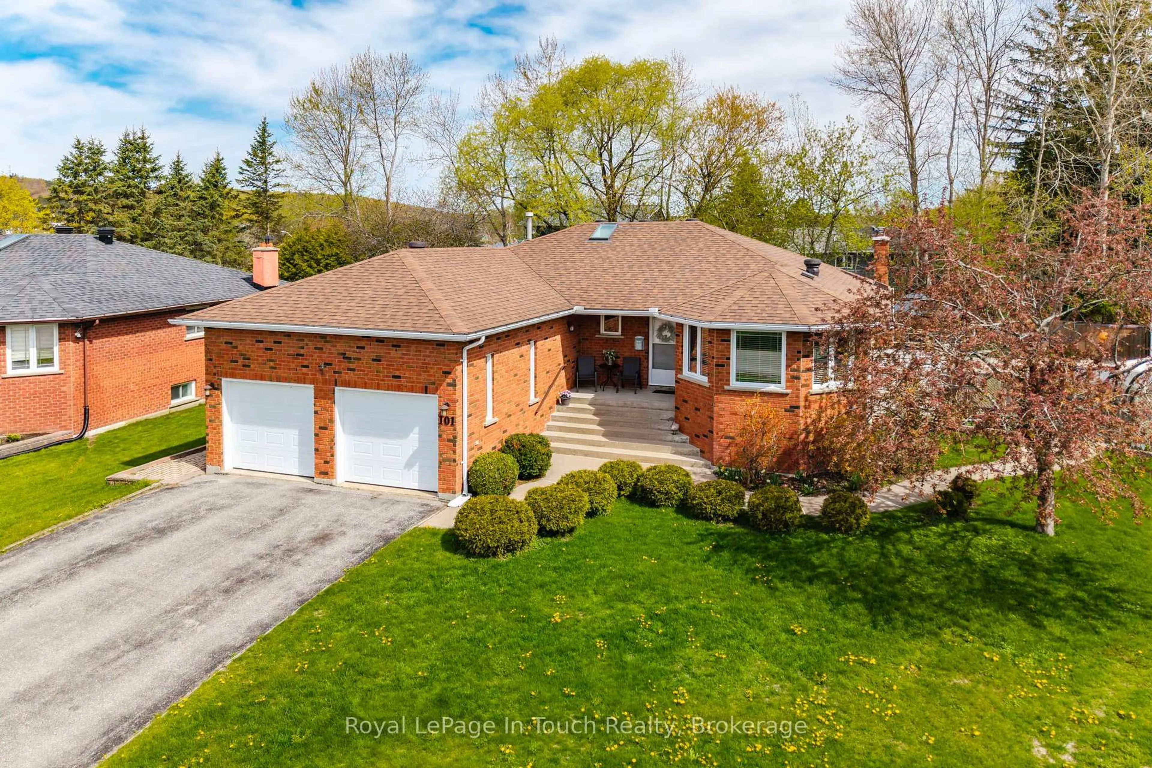 A pic from outside/outdoor area/front of a property/back of a property/a pic from drone, street for 101 Peel St, Penetanguishene Ontario L9M 1C3