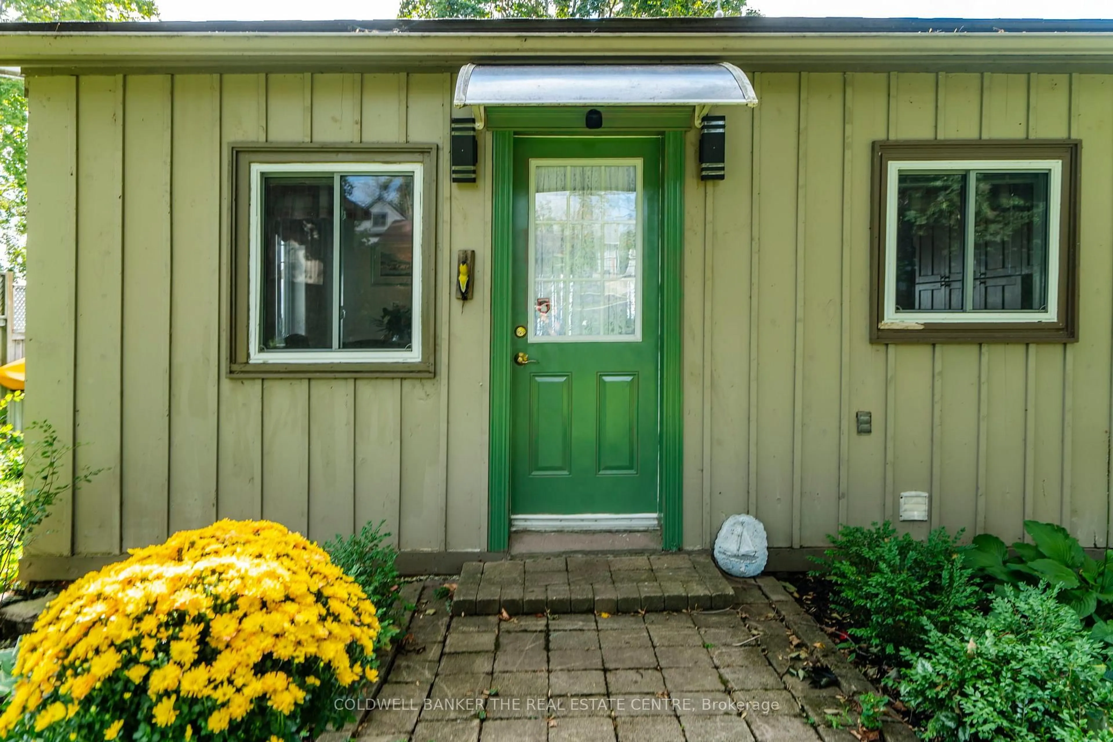 Indoor entryway for 115 Lakeshore Rd, Oro-Medonte Ontario L0L 1E0