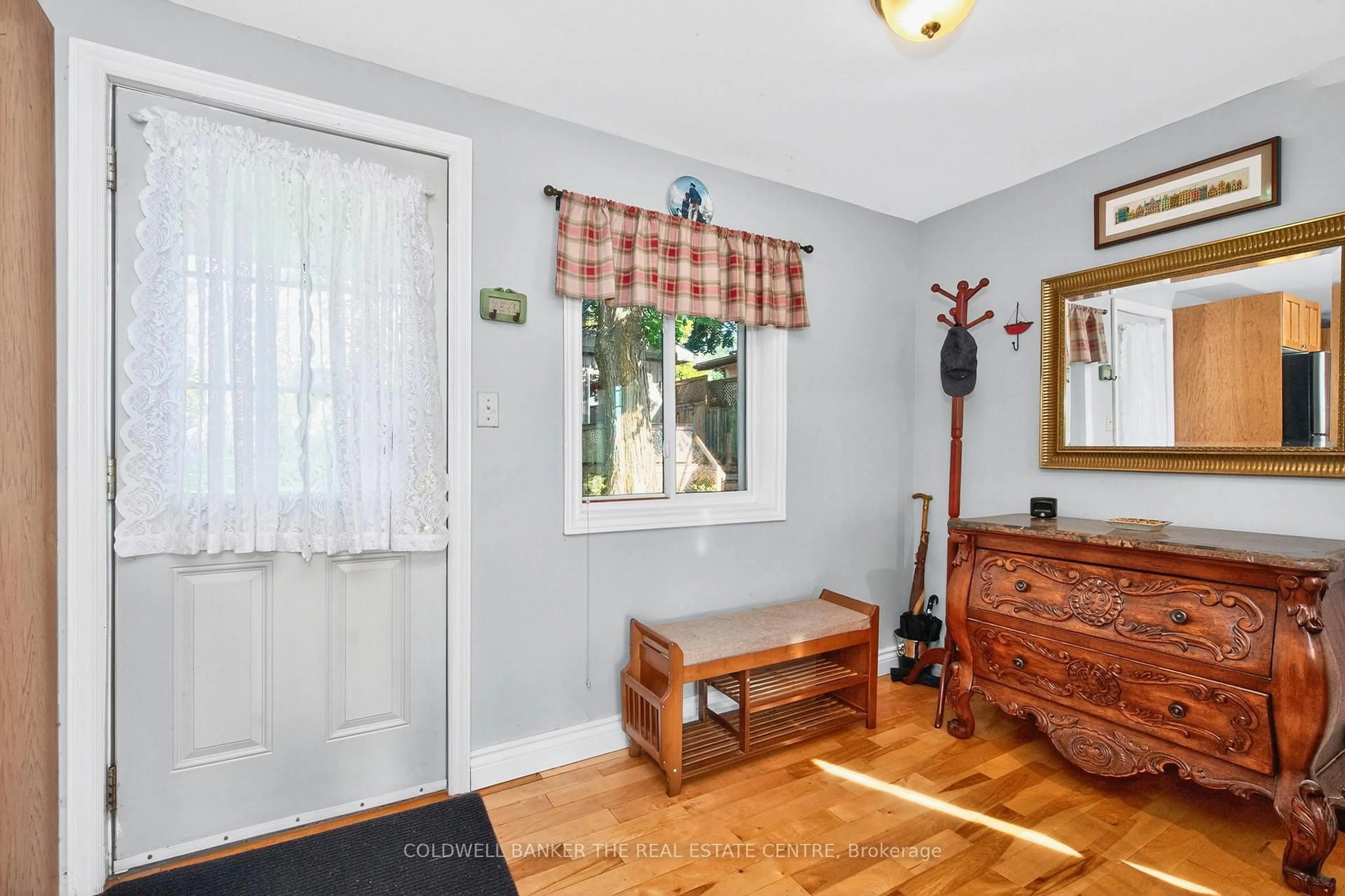 Indoor entryway for 115 Lakeshore Rd, Oro-Medonte Ontario L0L 1E0