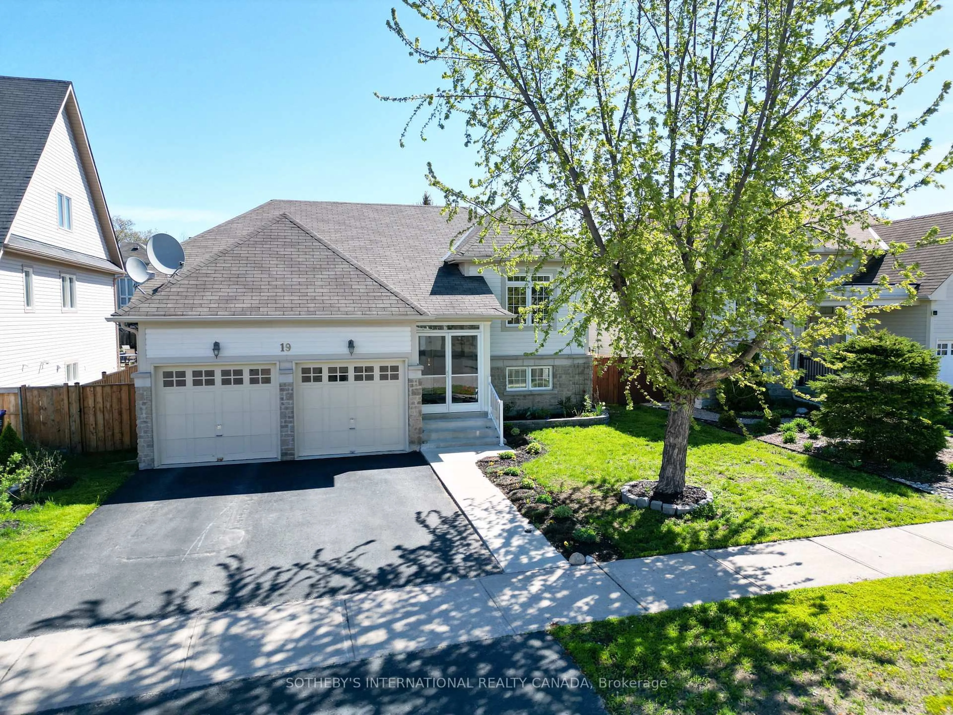 A pic from outside/outdoor area/front of a property/back of a property/a pic from drone, street for 19 Grand Poplar Lane, Wasaga Beach Ontario L9Z 0C7