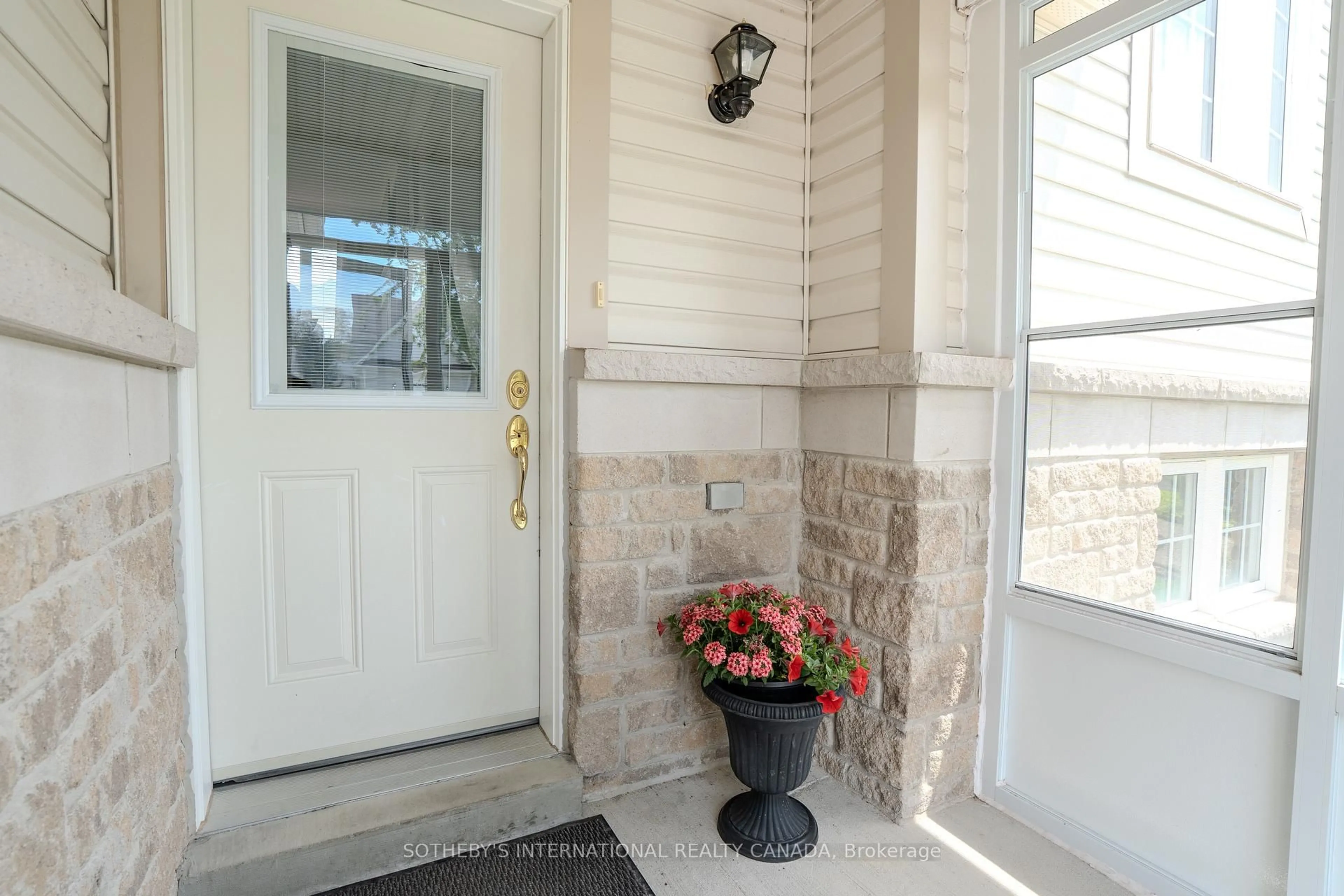 Indoor entryway for 19 Grand Poplar Lane, Wasaga Beach Ontario L9Z 0C7