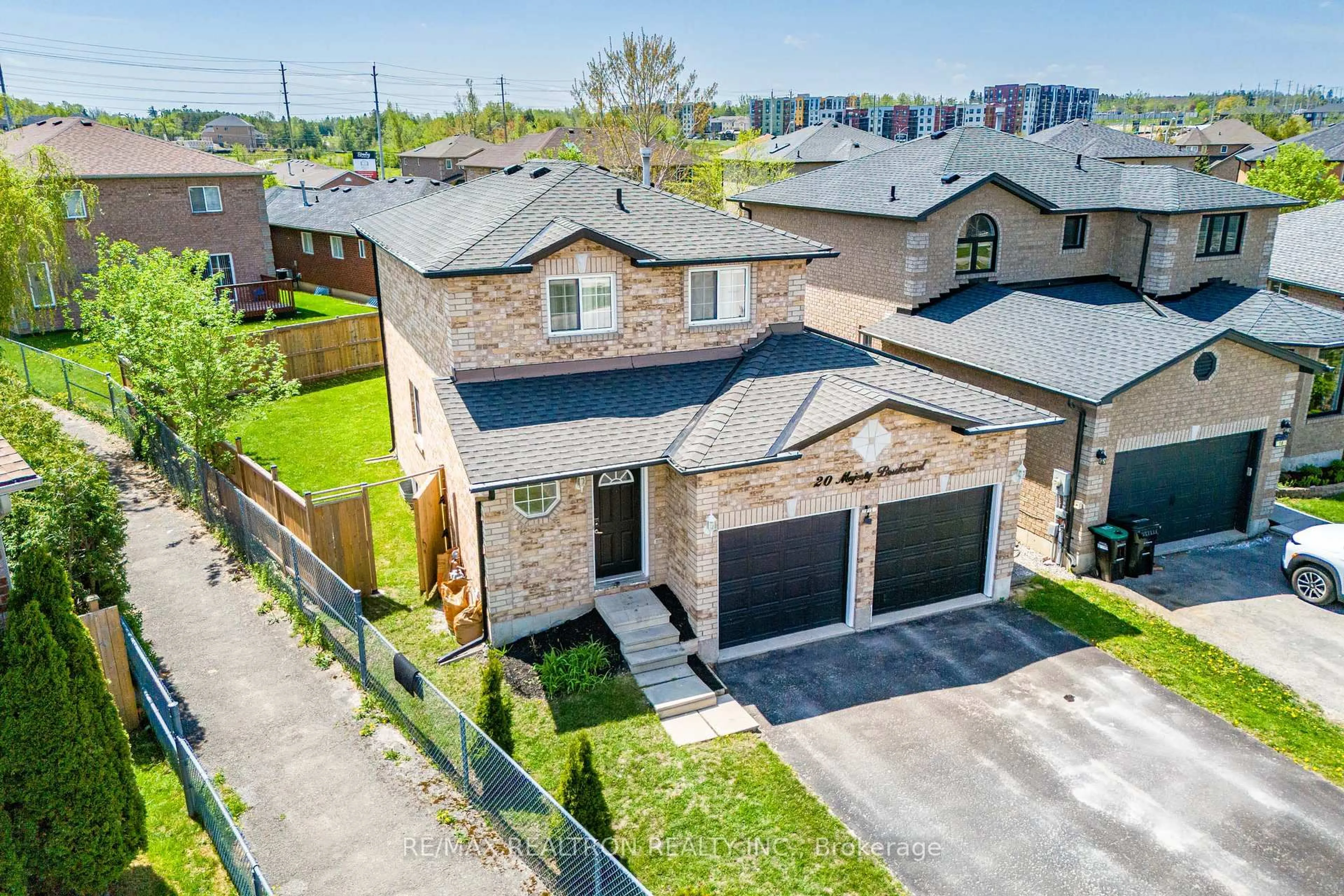 A pic from outside/outdoor area/front of a property/back of a property/a pic from drone, street for 20 Majesty Blvd, Barrie Ontario L4M 7K3