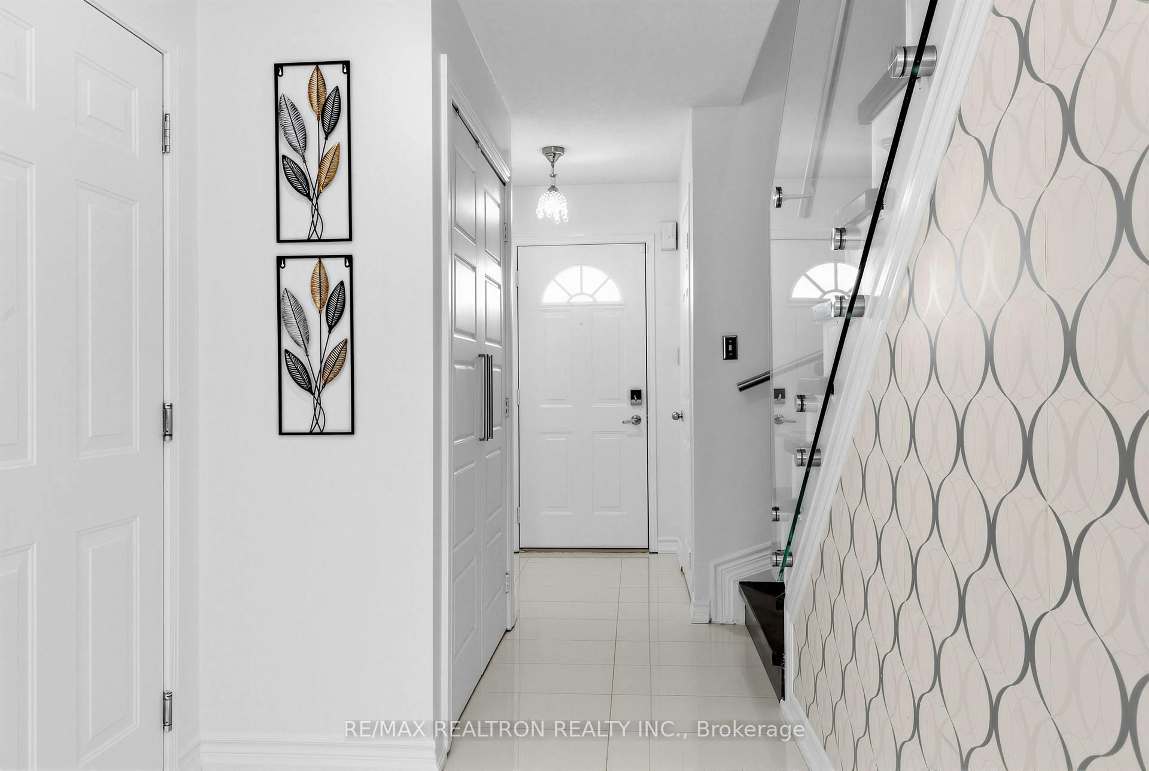 Indoor entryway for 20 Majesty Blvd, Barrie Ontario L4M 7K3