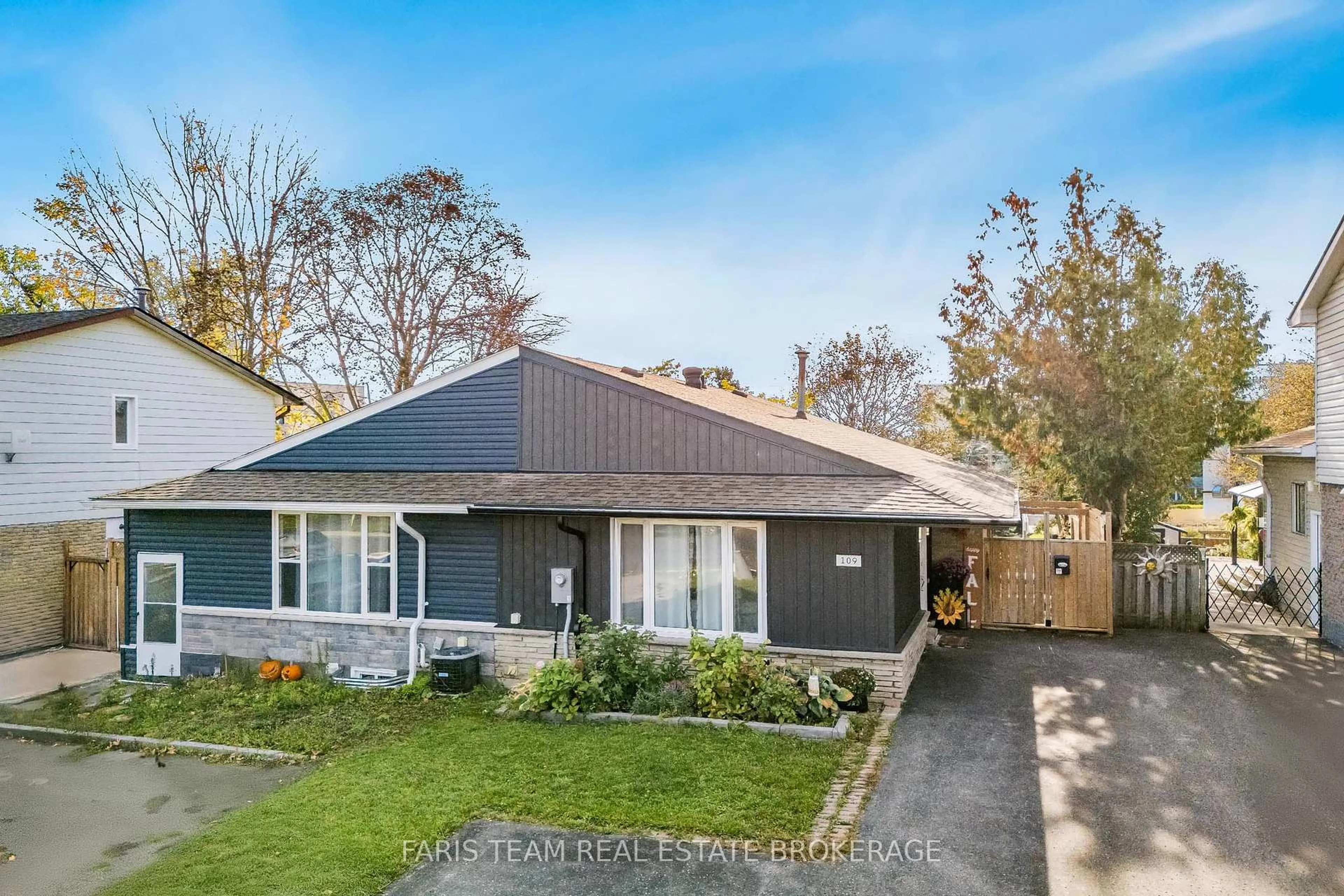 A pic from outside/outdoor area/front of a property/back of a property/a pic from drone, street for 109 Daphne Cres, Barrie Ontario L4M 2Y7