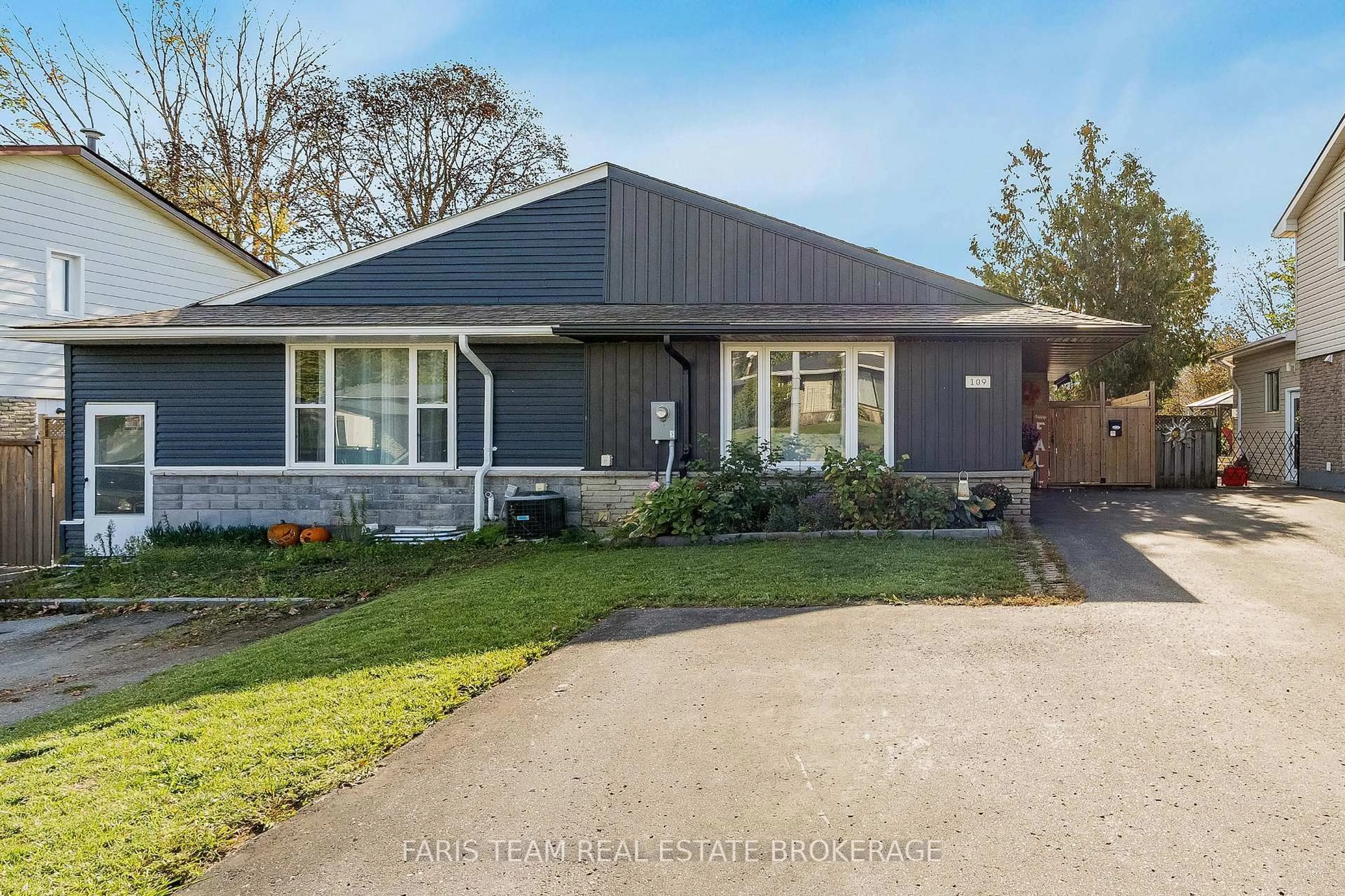 A pic from outside/outdoor area/front of a property/back of a property/a pic from drone, street for 109 Daphne Cres, Barrie Ontario L4M 2Y7