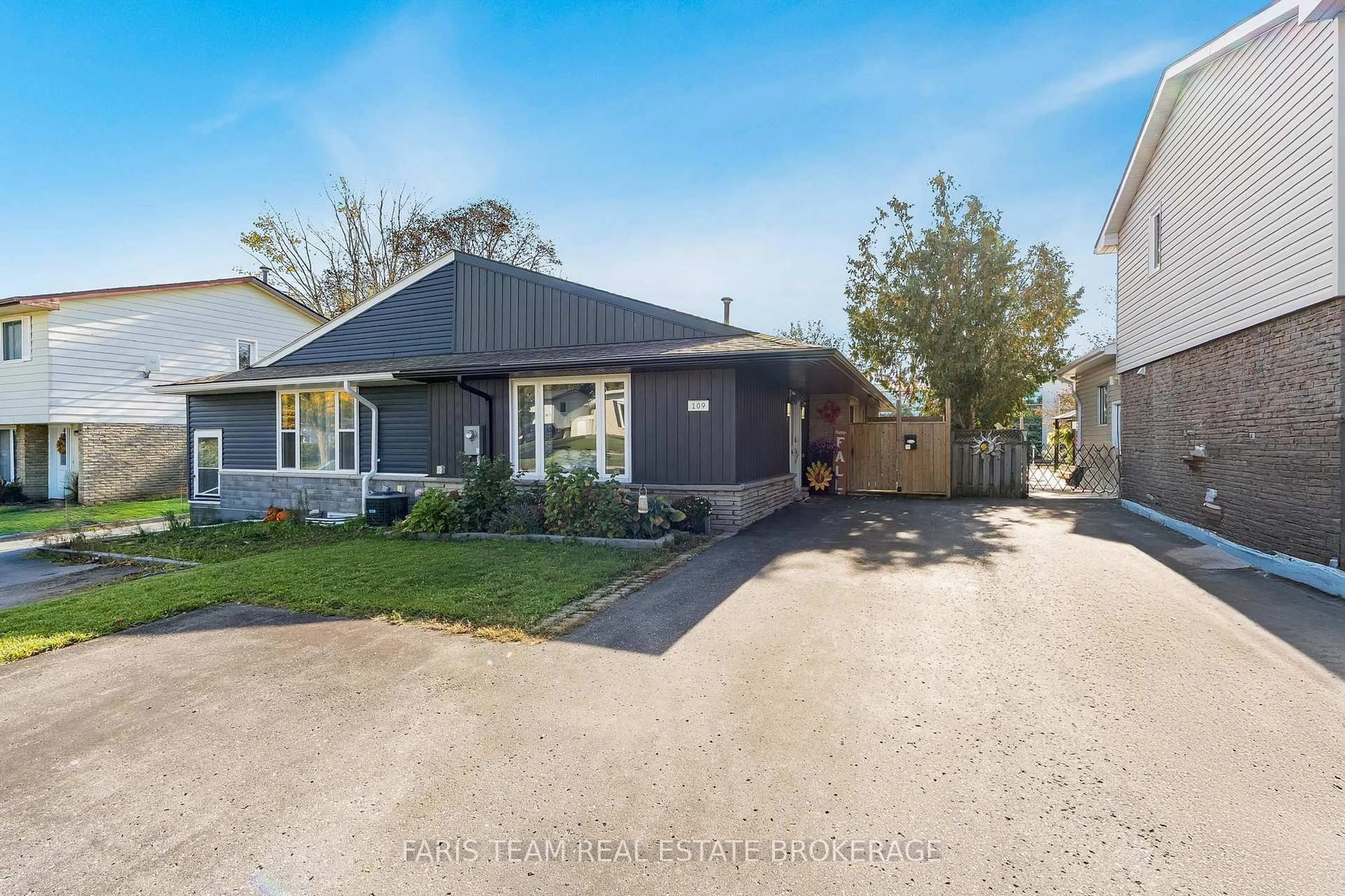A pic from outside/outdoor area/front of a property/back of a property/a pic from drone, street for 109 Daphne Cres, Barrie Ontario L4M 2Y7