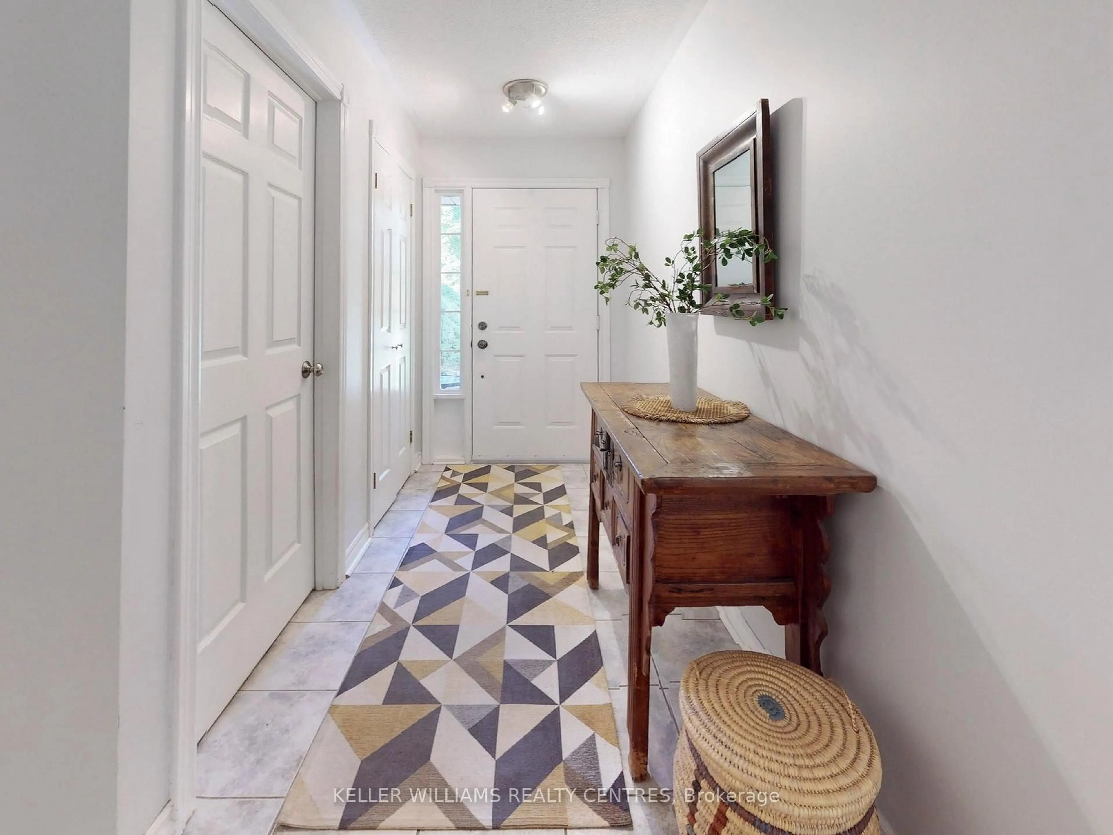 Indoor entryway for 14 Gables Way, Barrie Ontario L4N 8M3