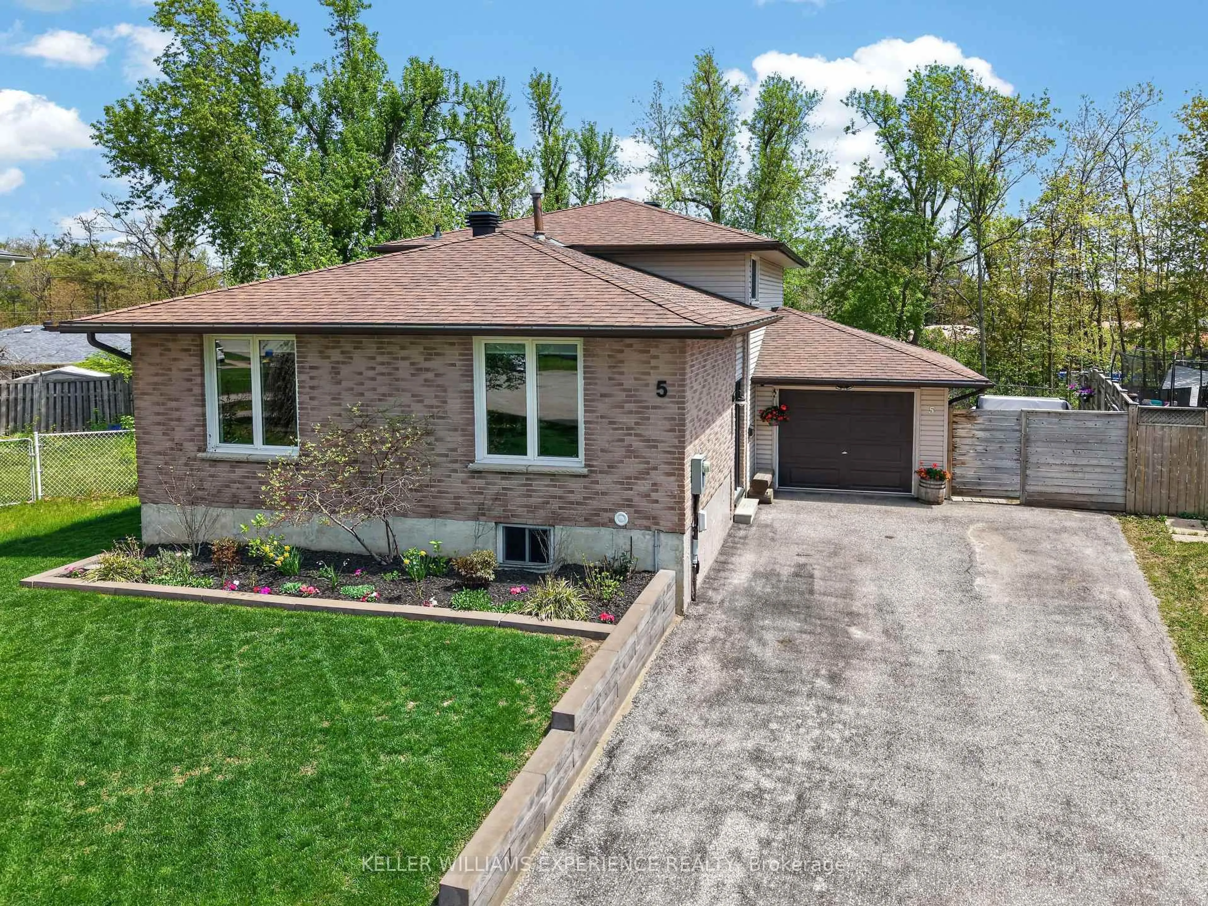 Home with brick exterior material, street for 5 Atwood Crt, Barrie Ontario L4N 4V3