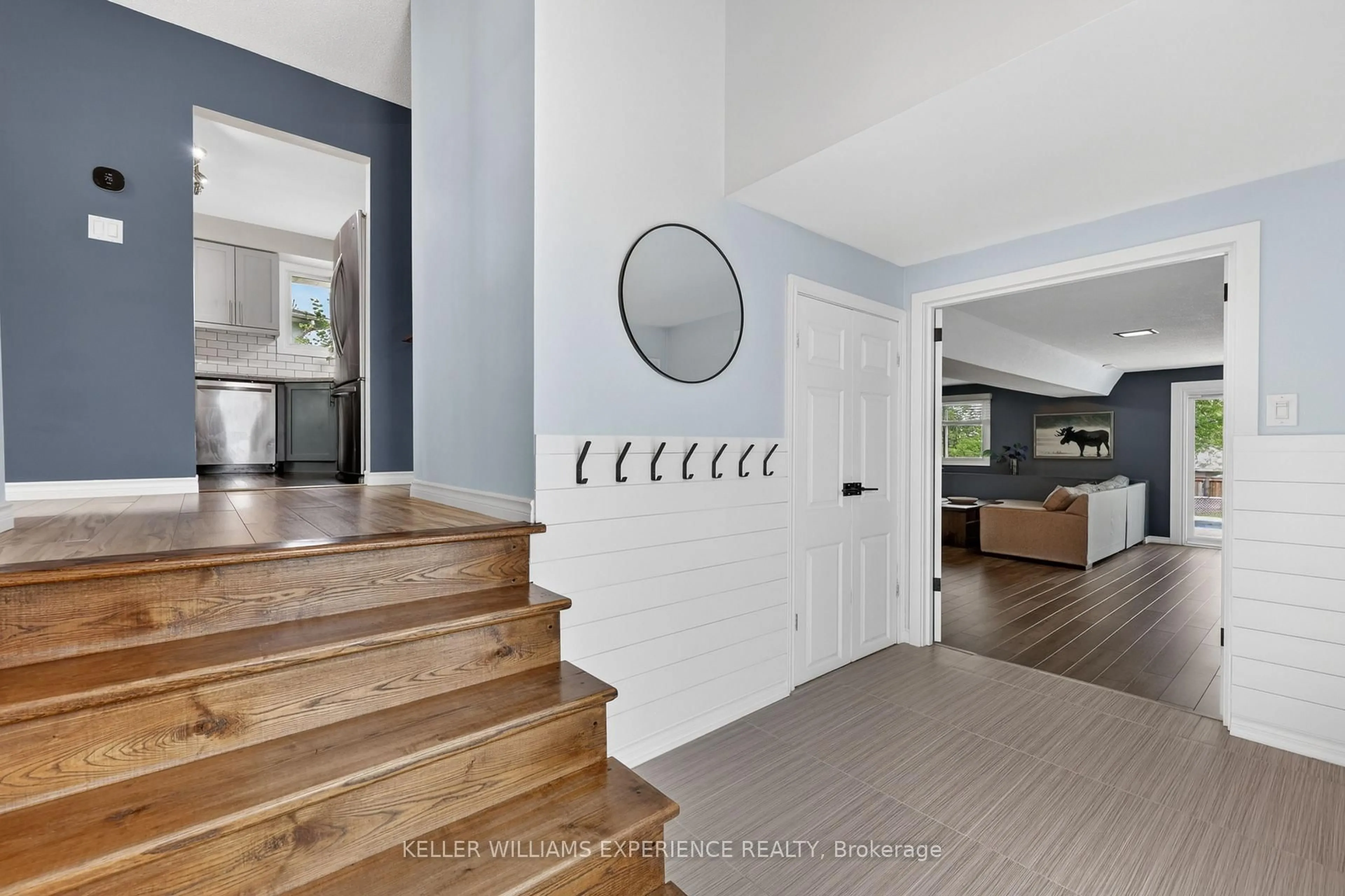 Indoor entryway for 5 Atwood Crt, Barrie Ontario L4N 4V3