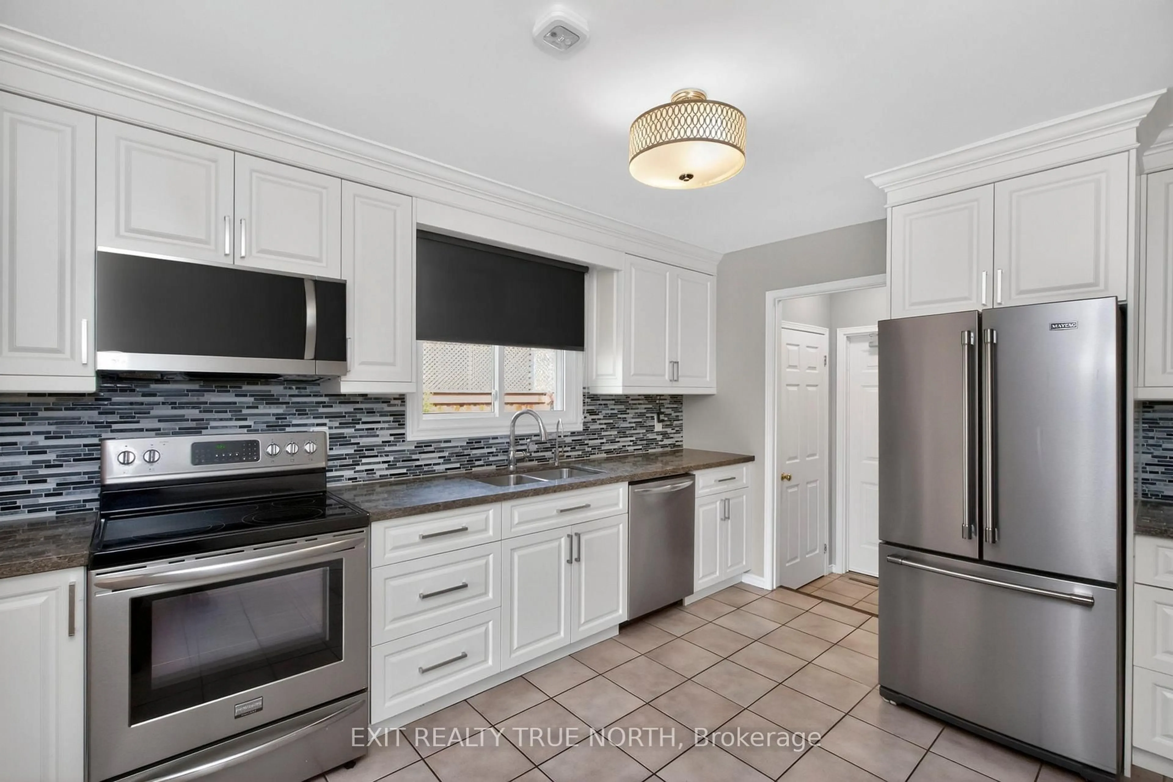 Open concept kitchen, ceramic/tile floor for 64 Gosney Cres, Barrie Ontario L4N 6T7