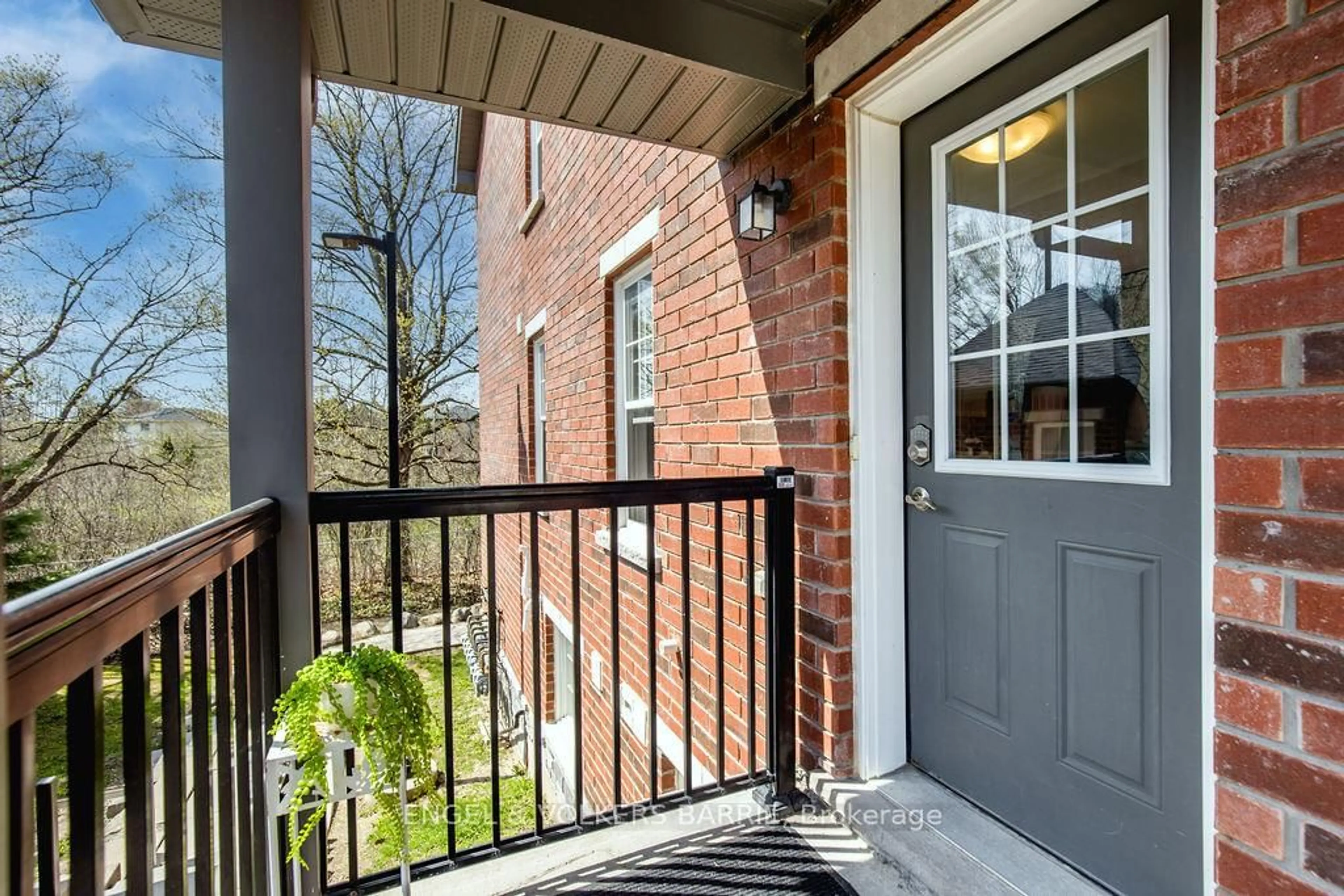 Indoor entryway for 242 Penetanguishene Rd #16, Barrie Ontario L4M 7C2