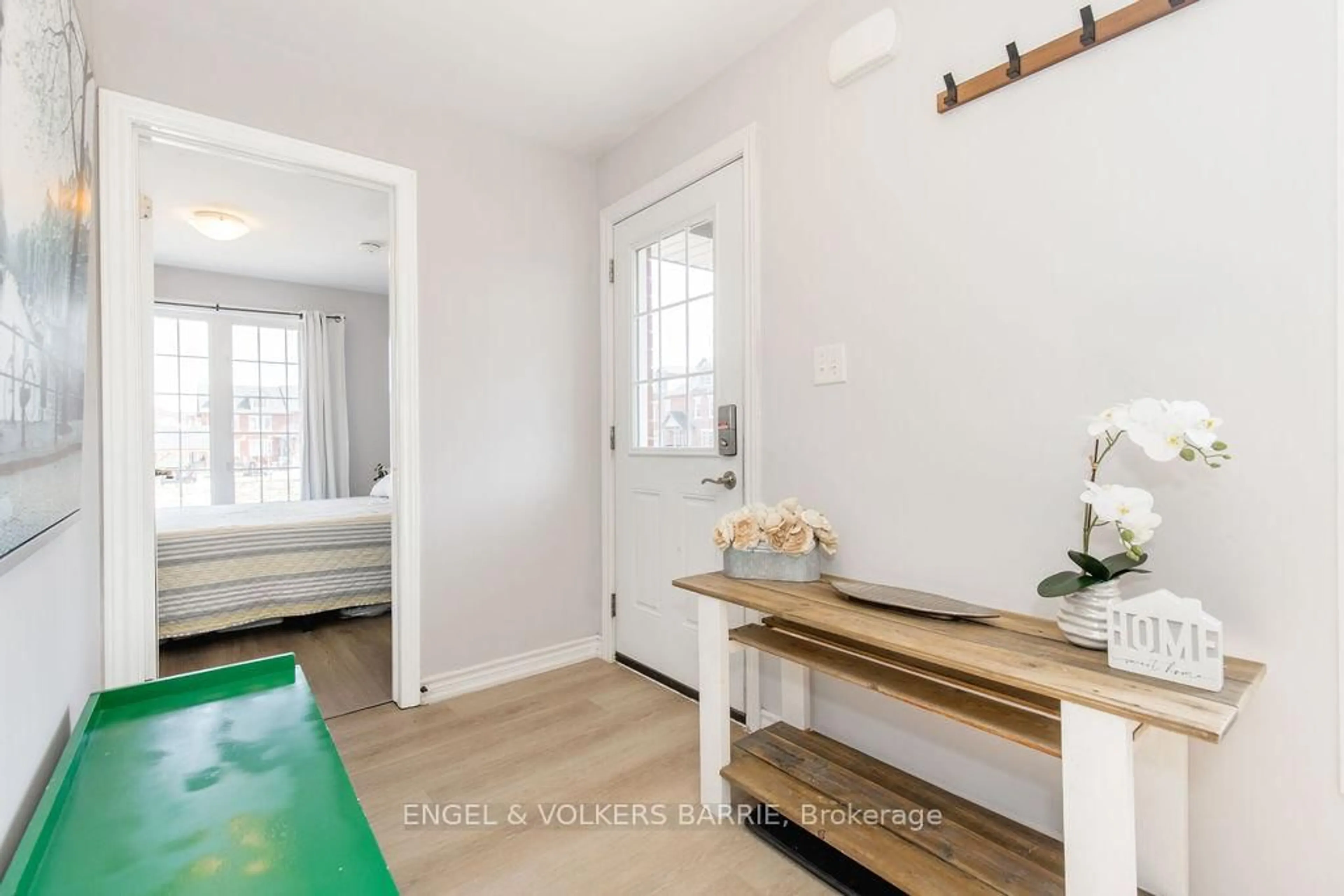Indoor entryway for 242 Penetanguishene Rd #16, Barrie Ontario L4M 7C2