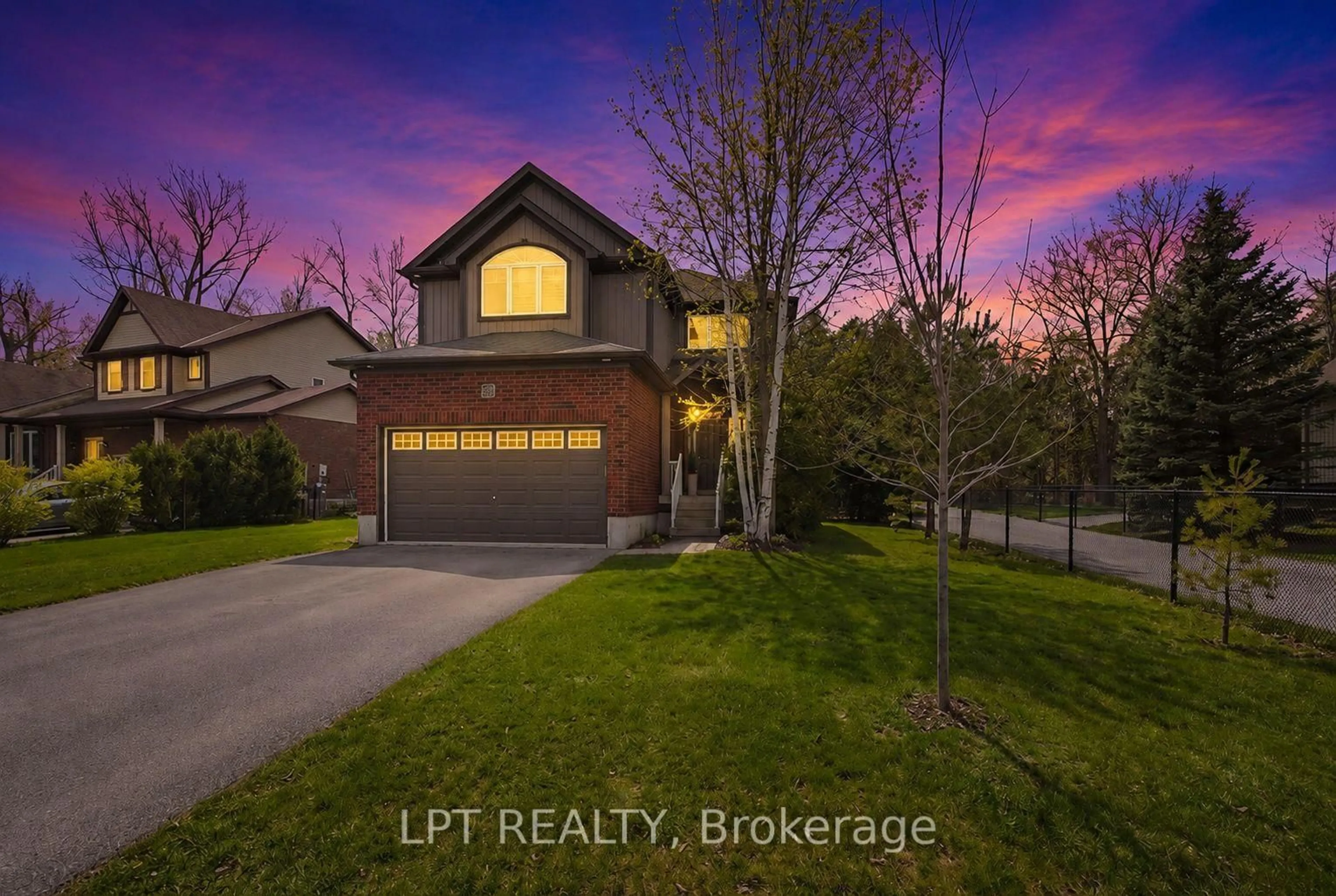 A pic from outside/outdoor area/front of a property/back of a property/a pic from drone, street for 62 Williams St, Collingwood Ontario L9Y 0C4