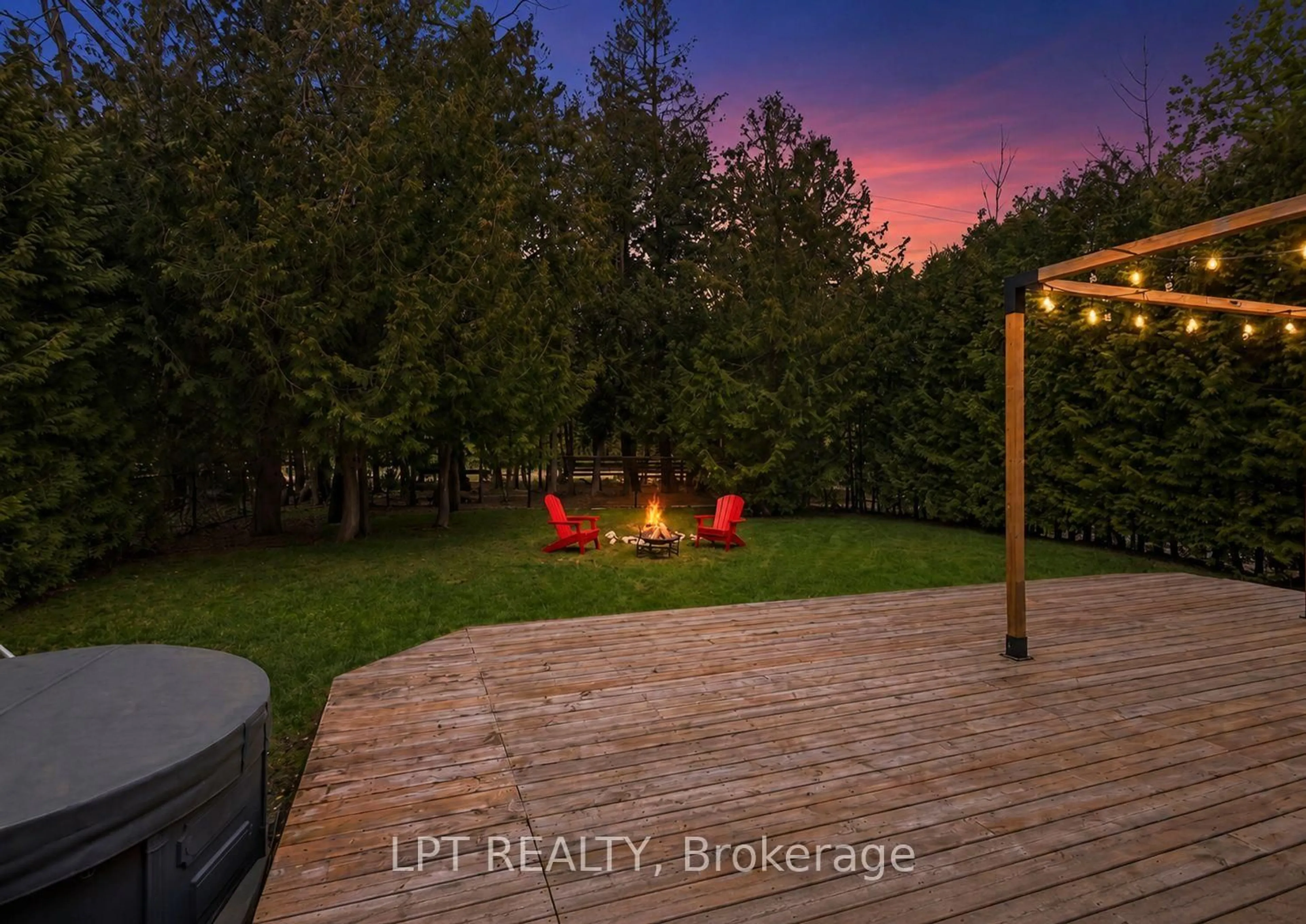 A pic from outside/outdoor area/front of a property/back of a property/a pic from drone, water/lake/river/ocean view for 62 Williams St, Collingwood Ontario L9Y 0C4