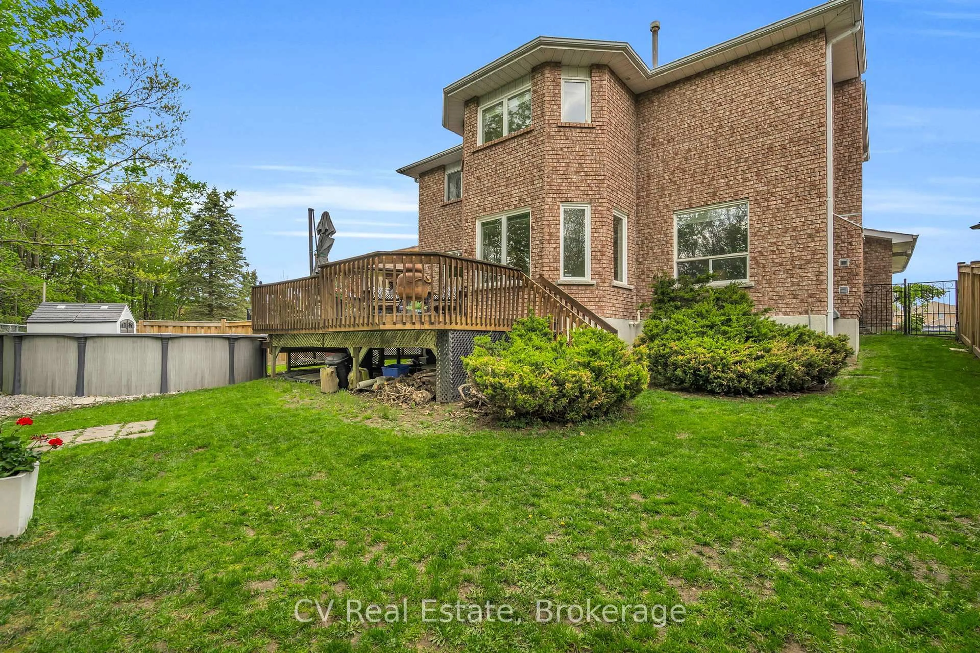 Home with brick exterior material, unknown for 5 McCutcheon Crt, Barrie Ontario L4N 7C6