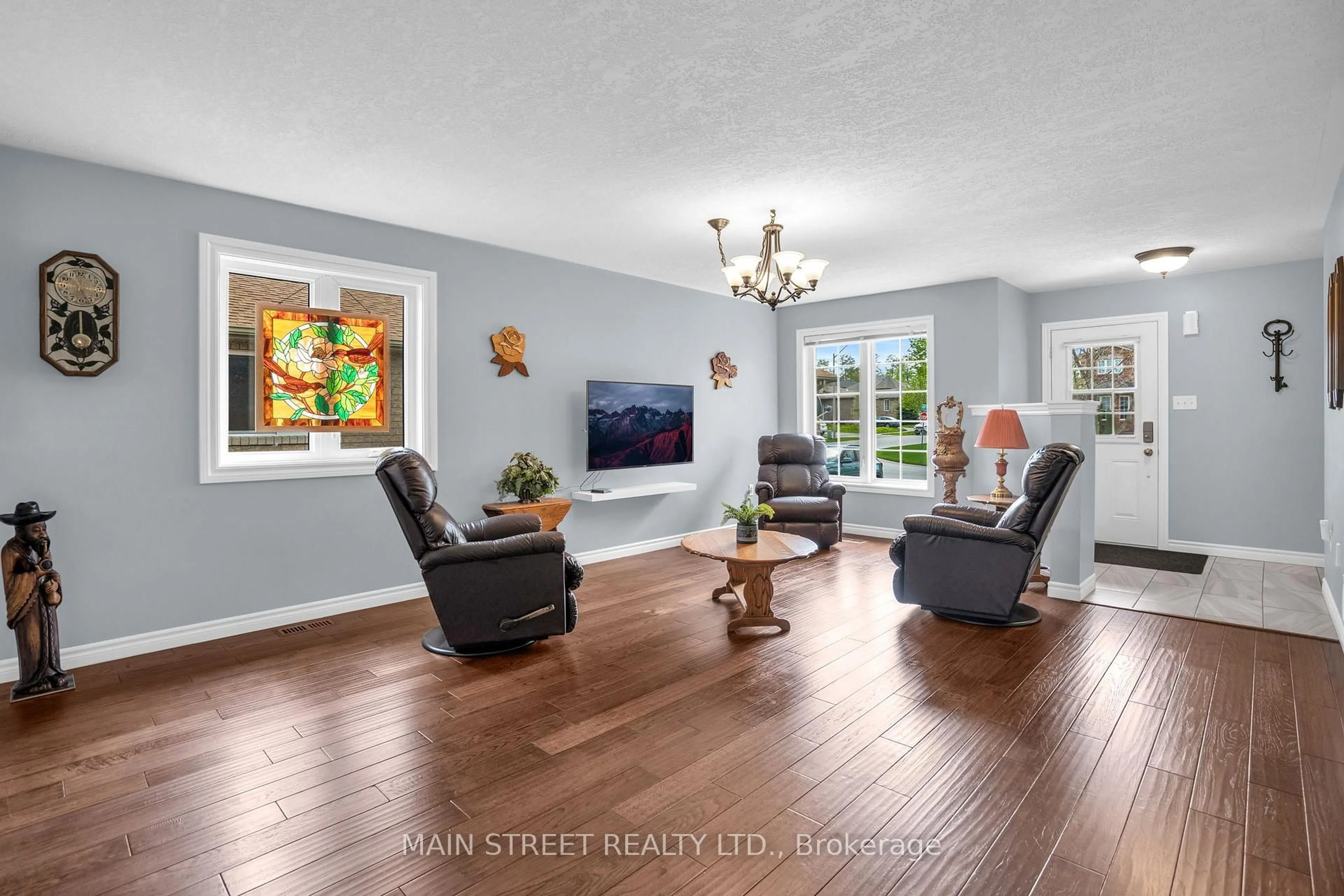 Living room with furniture, unknown for 80 Shalom Way, Barrie Ontario L4N 5Y4